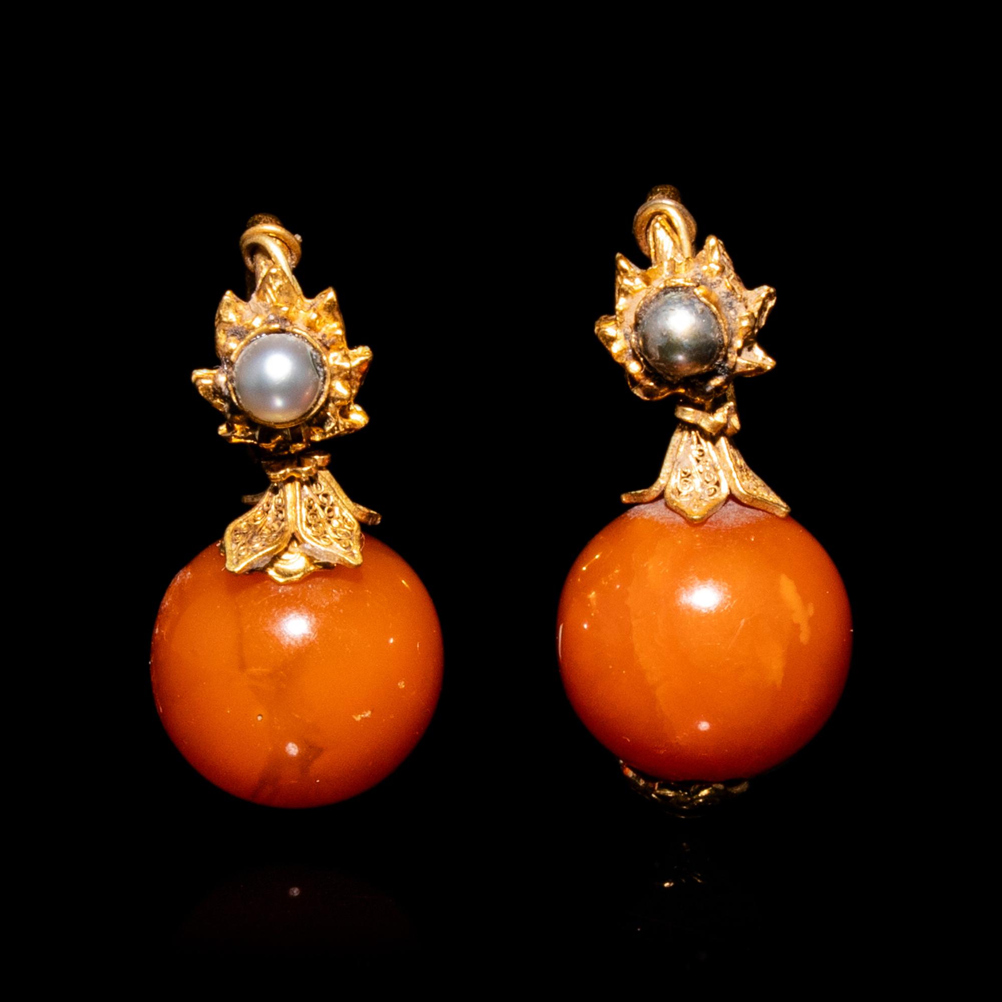 A Pair of Chinese Beeswax and Gold Earrings, Erhuan, Ming Dynasty or Later 明或以後 金鑲蜜蠟垂珠耳環