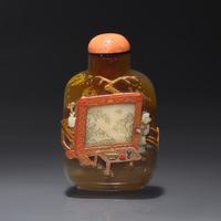 A Tsuda Family Embellished Chinese Agate Snuff Bottle — 1750-1860年 瑪瑙嵌寶人物故事圖鼻煙壺; 嵌飾： 1900-1935年 日本京都津田家族作