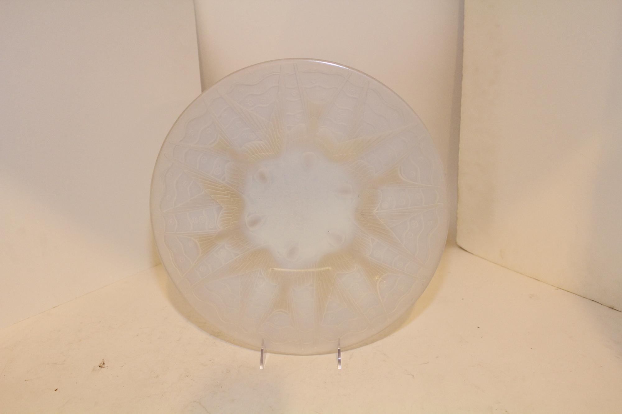 A P. D'Avesn Opalescent Glass Charger Diameter 14 1/8 inches. — 20TH CENTURY