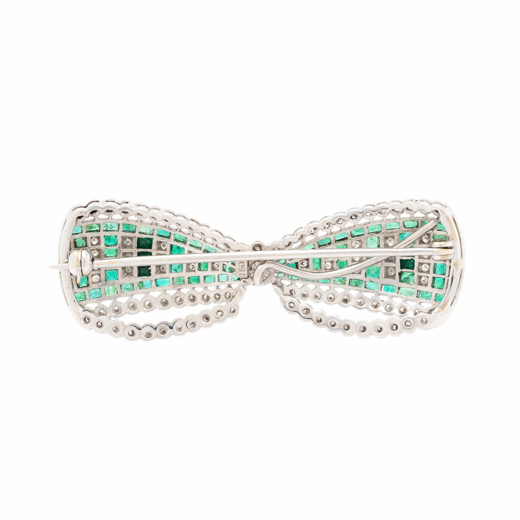 EMERALD, DIAMOND, AND WHITE GOLD BOW BROOCH