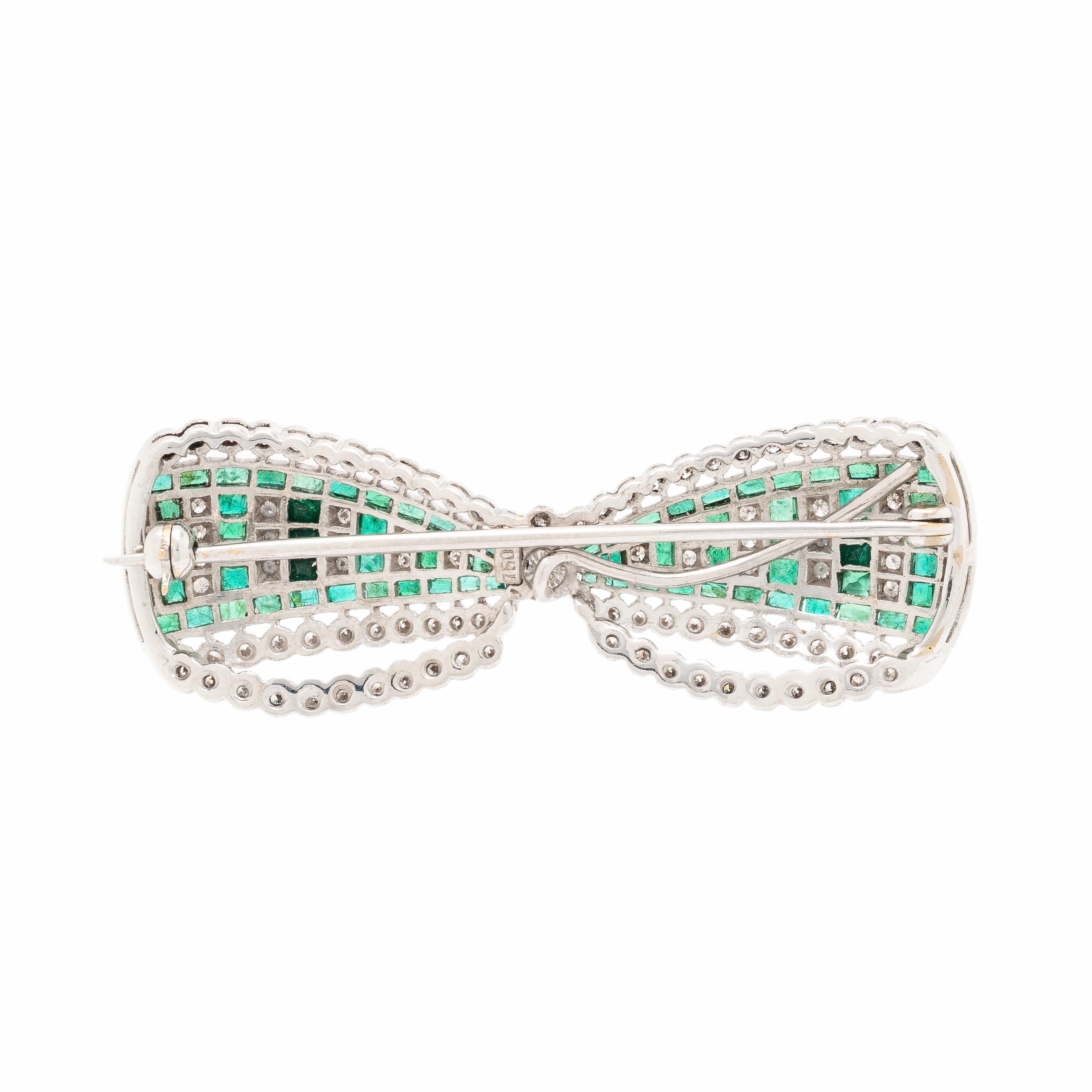 EMERALD, DIAMOND, AND WHITE GOLD BOW BROOCH