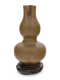 A Teadust Glazed Porcelain Triple-Neck Gourd Vase