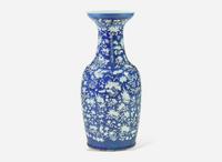 A very large Chinese blue ground white slip-decorated vase, mid 19th century 藍地白花貫耳瓶 十九世紀