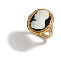 ANTIQUE, YELLOW GOLD AND AGATE CAMEO RING