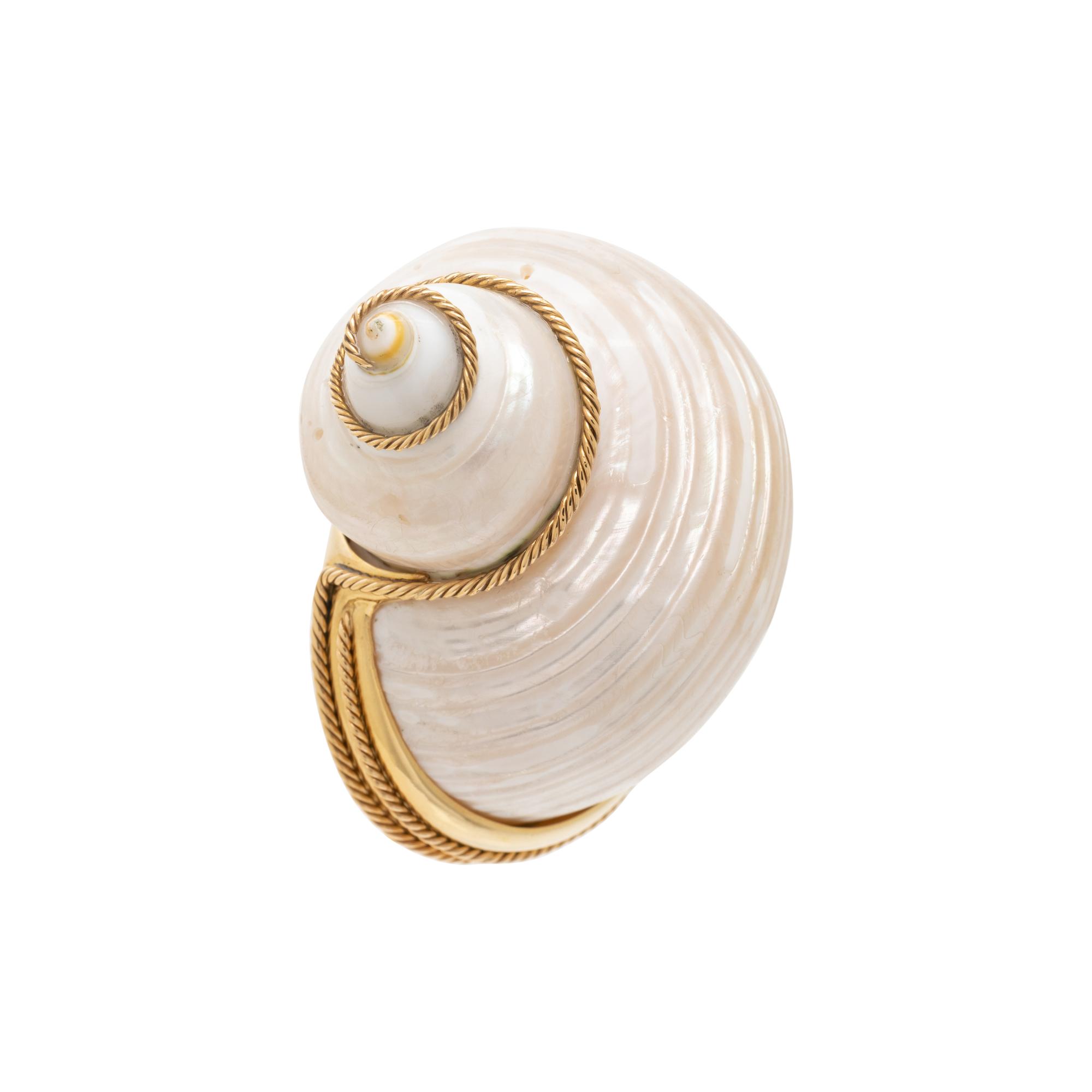 D.K. MALTIN, YELLOW GOLD AND SHELL BROOCH