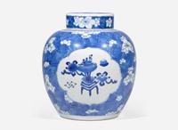 A Chinese blue and white "Hundred Antiques" jar and cover, Qing dynasty 青花博古紋蓋罐 清