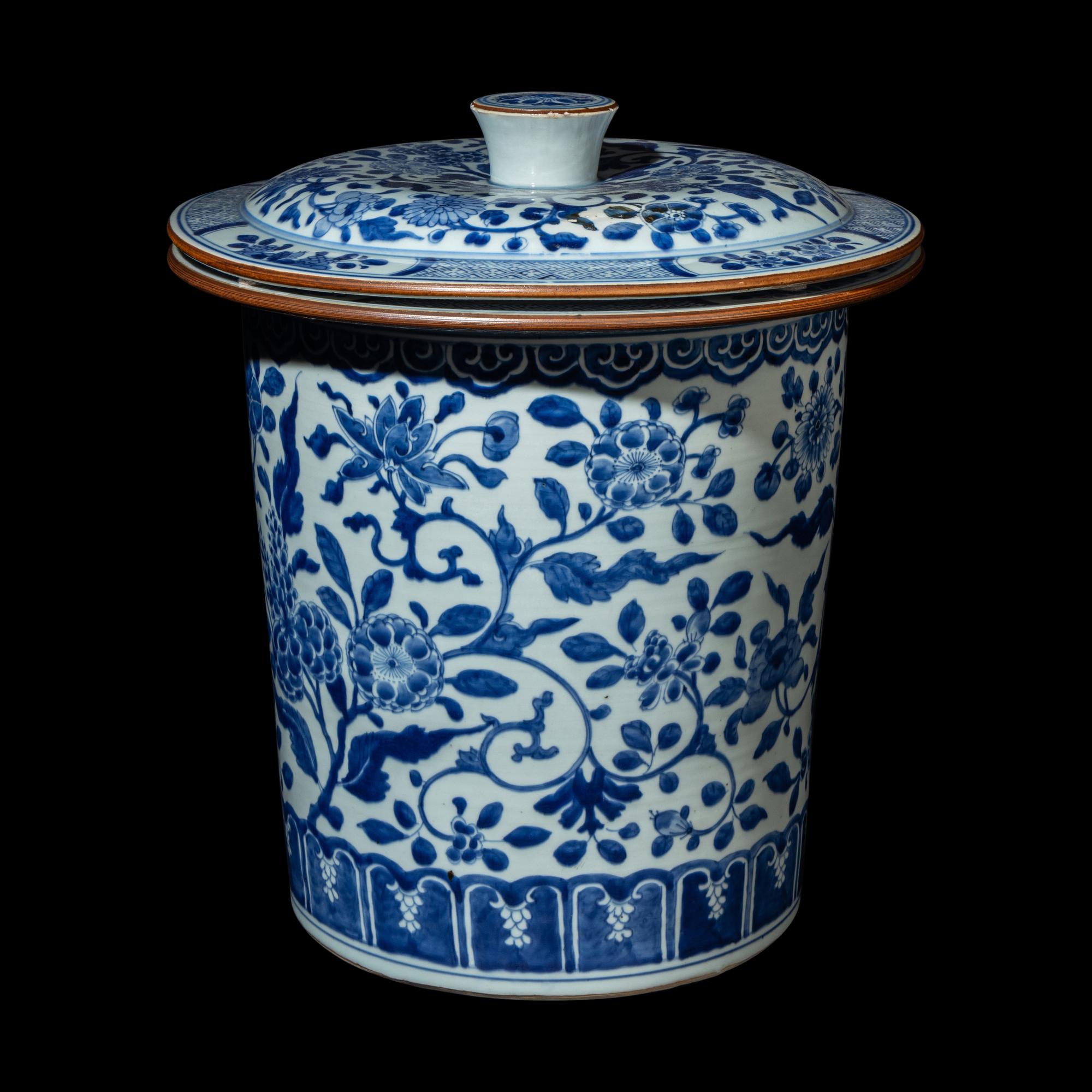 A Chinese Blue and White 'Floral' Porcelain Ice Bucket, Kangxi Period 清康熙 青花纏枝花卉紋冰桶