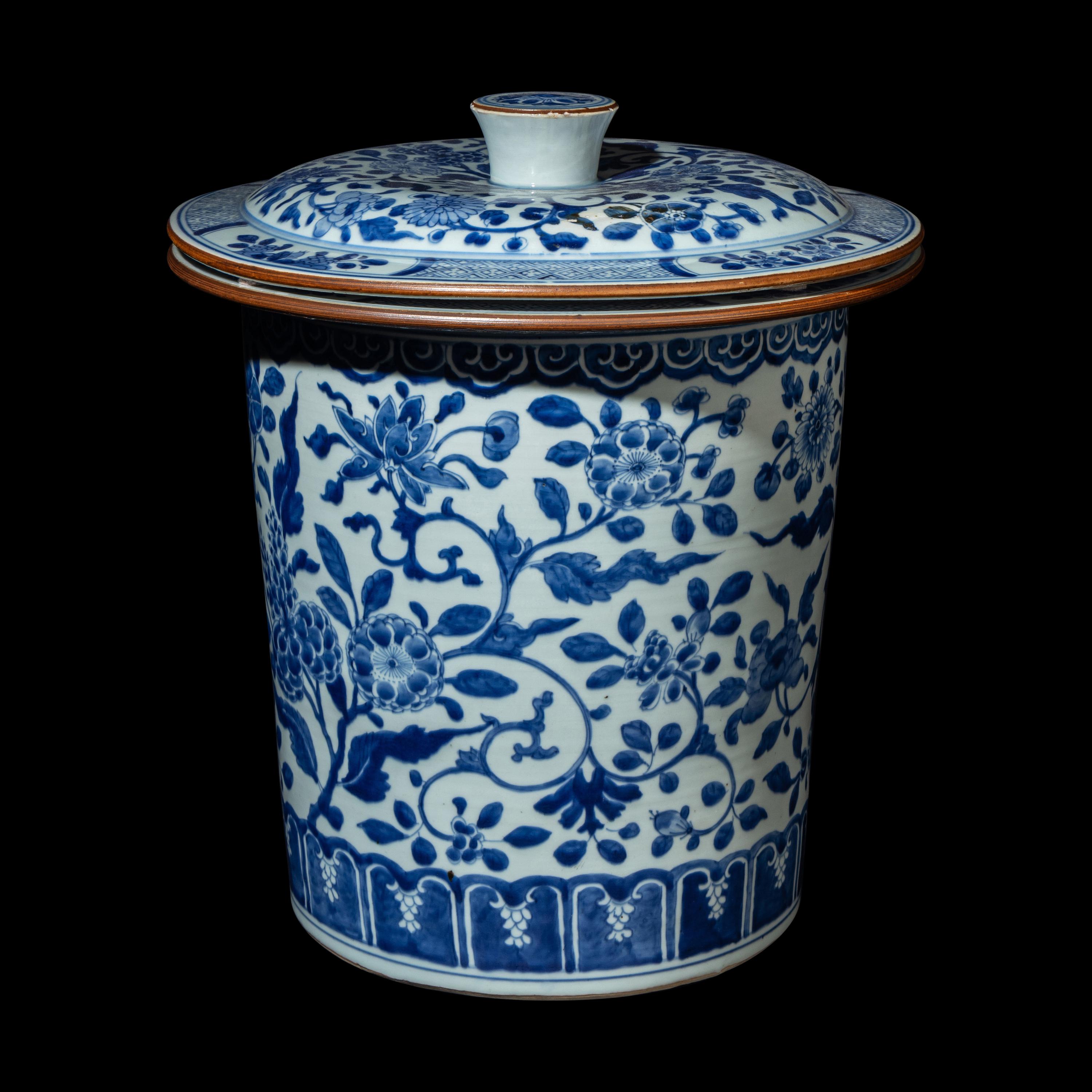 A Chinese Blue and White 'Floral' Porcelain Ice Bucket, Kangxi Period 清康熙 青花纏枝花卉紋冰桶