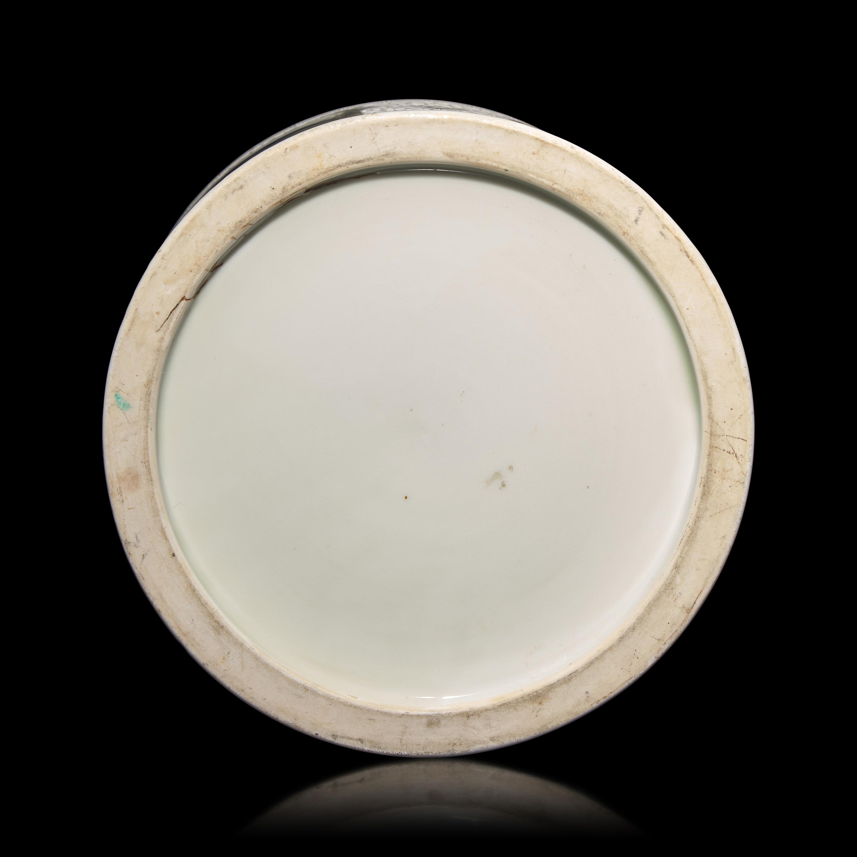 An Unusual Japanese Hirado Porcelain Mizusashi and Cover, Meiji Period — 日本明治時代 平戶燒青花水指