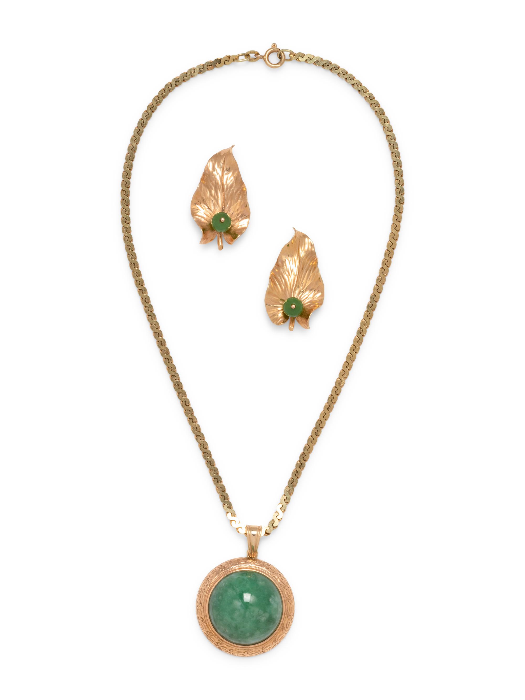 COLLECTION OF YELLOW GOLD AND JADE JEWELRY