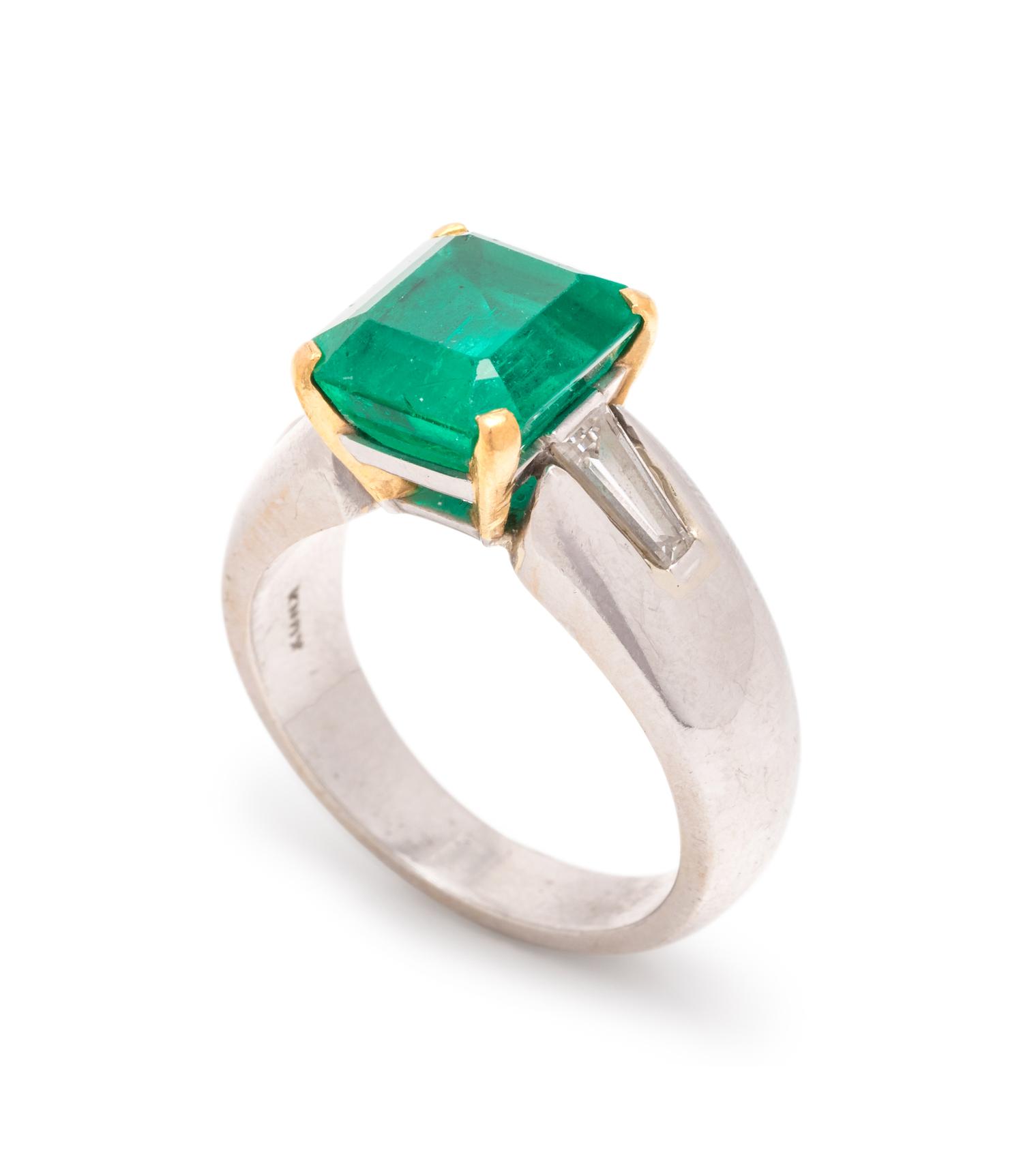 EMERALD AND DIAMOND RING
