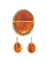 VICTORIAN, YELLOW GOLD AND HARDSTONE CAMEO BROOCH AND EARRINGS