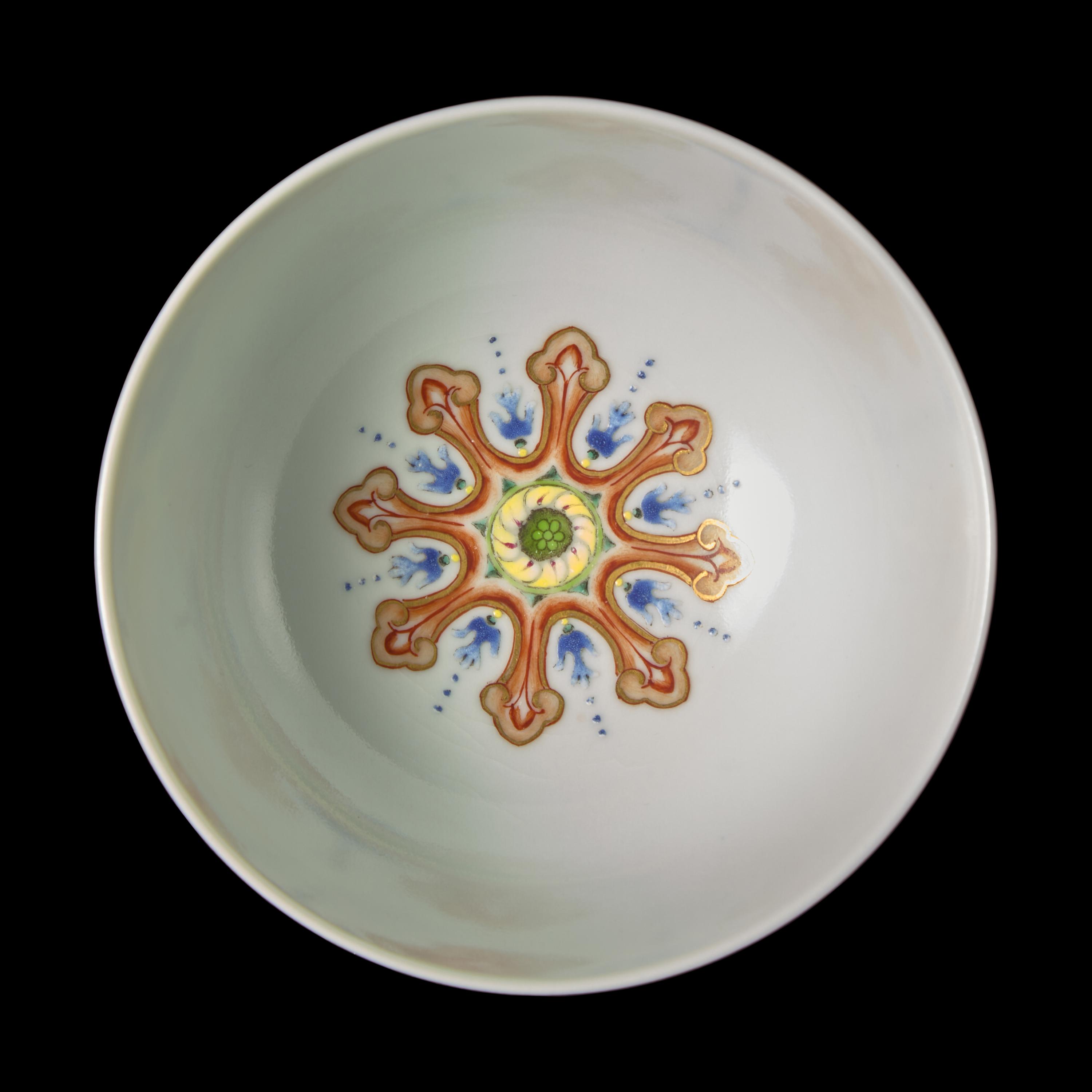 A Chinese Yellow Sgraffito Ground Famille Rose Porcelain 'Medallion' Bowl, Daoguang Mark 道光款 黃釉軋地粉彩開光節令膳盌