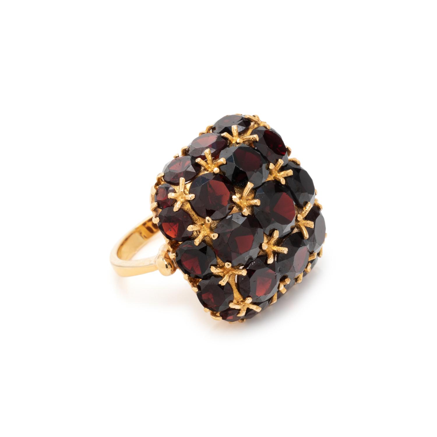YELLOW GOLD AND GARNET RING