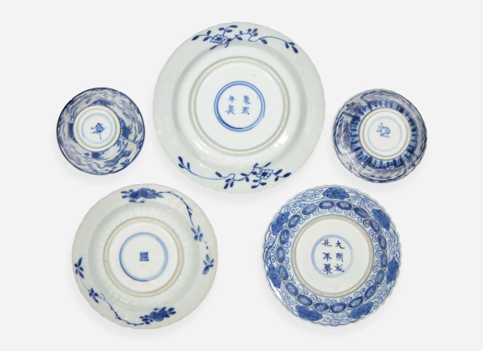 A group of nineteen assorted blue and white tea bowls and saucers, Kangxi period 青花瓷一組十九件 清 康熙