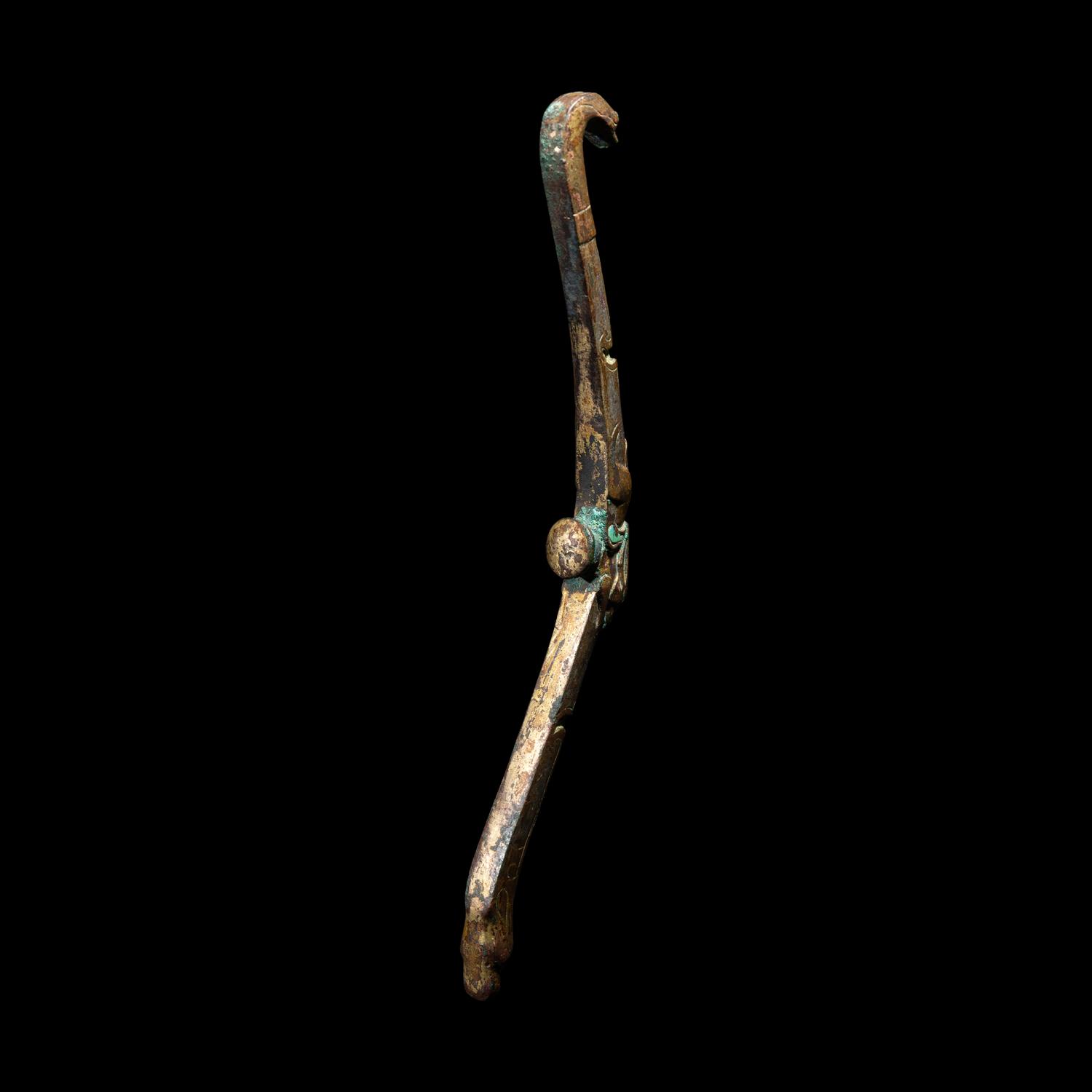 A Chinese Gilt, Silvered and Turquoise Inlaid 'Rabbit' Gold Belt Hook, Warring States Period 戰國 鎏金銅錯銀嵌松石雙獸首奔兔帶鉤