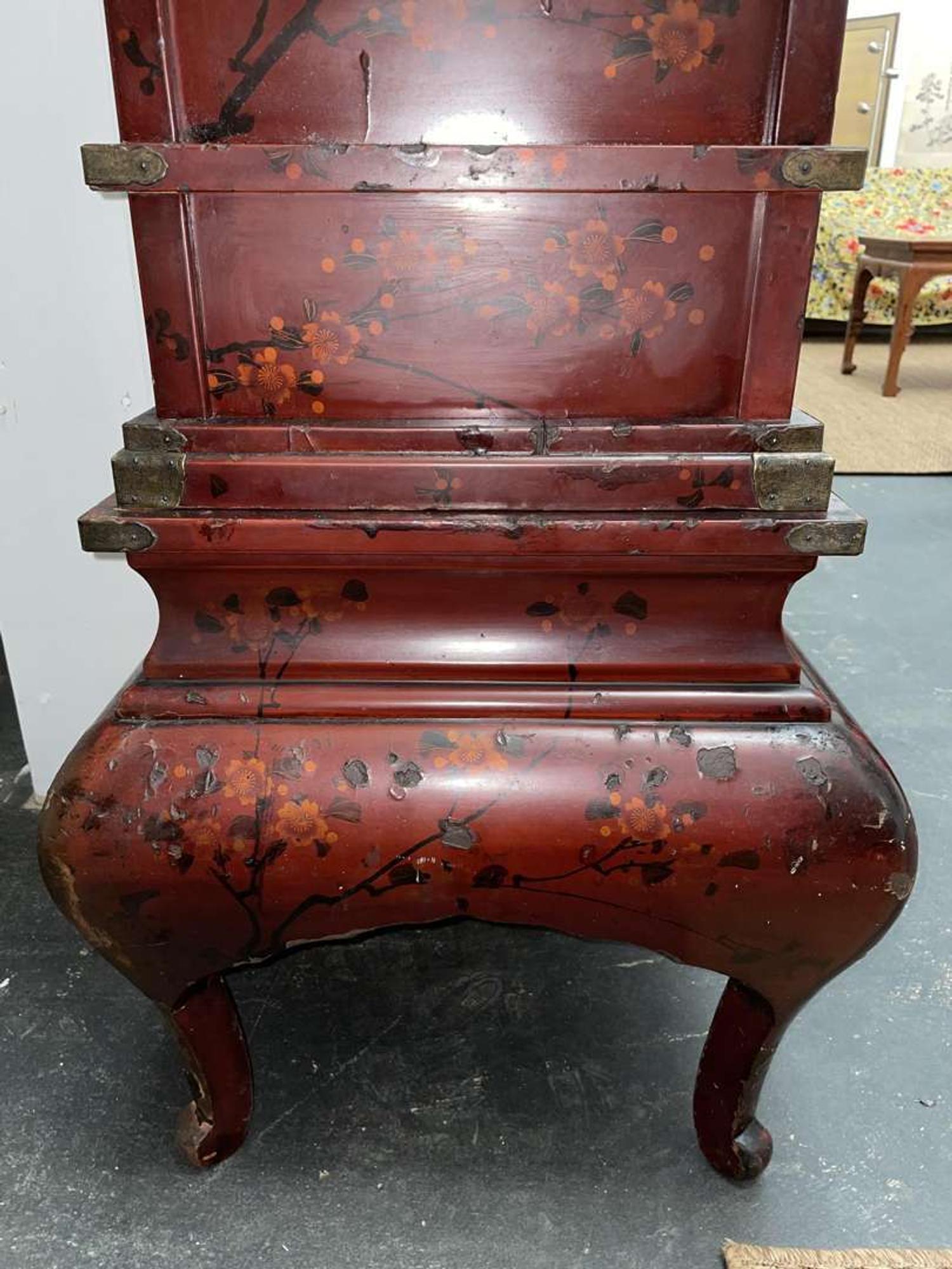 A Japanese lacquer display cabinet with cloisonné panels 日本漆器立柜及底座 Late Meiji period ????