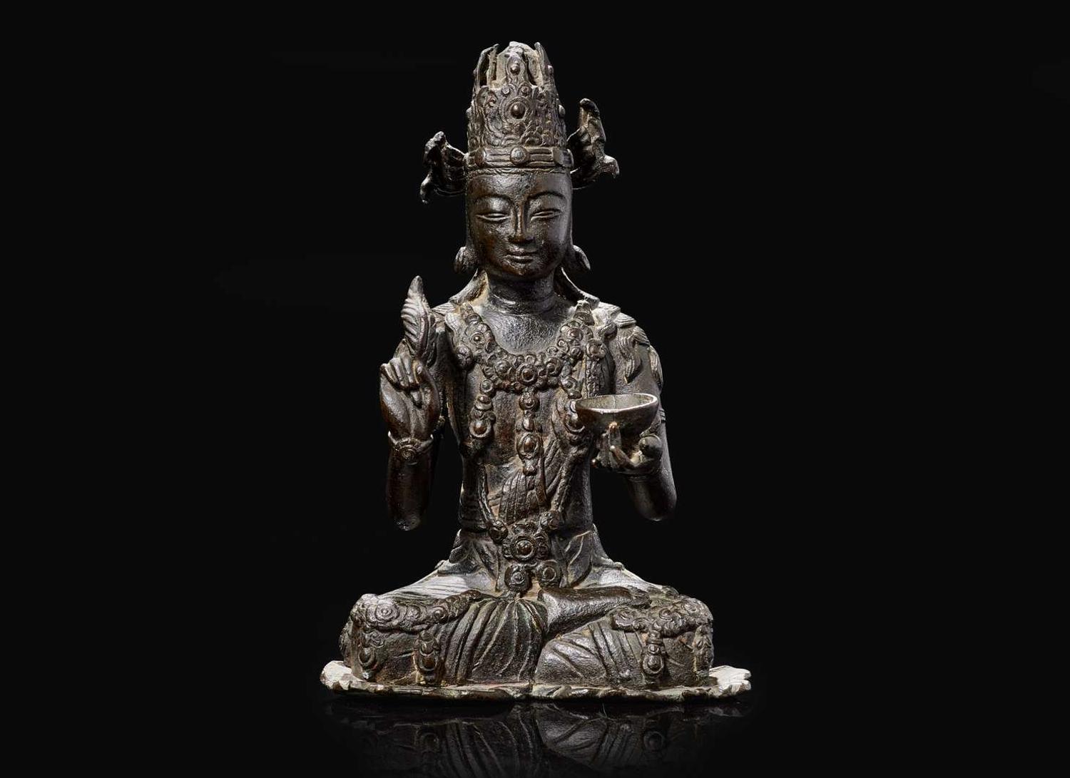 A rare Chinese patinated bronze figure of Guanyin, Yunnan, 12th to 14th century 珍罕銅加漆觀音像及底座 雲南大理 十二至十四世紀
