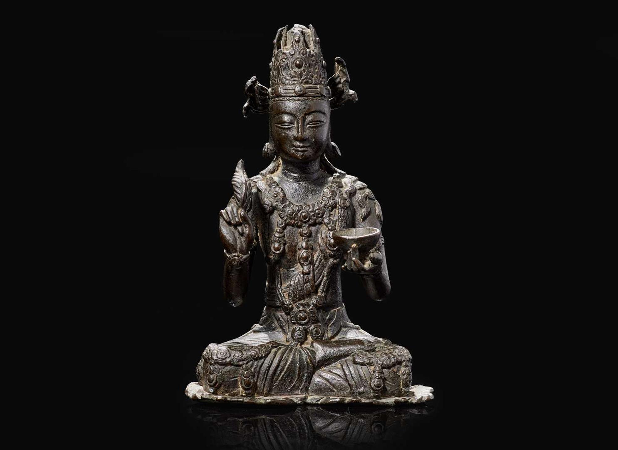 A rare Chinese patinated bronze figure of Guanyin, Yunnan, 12th to 14th century 珍罕銅加漆觀音像及底座 雲南大理 十二至十四世紀