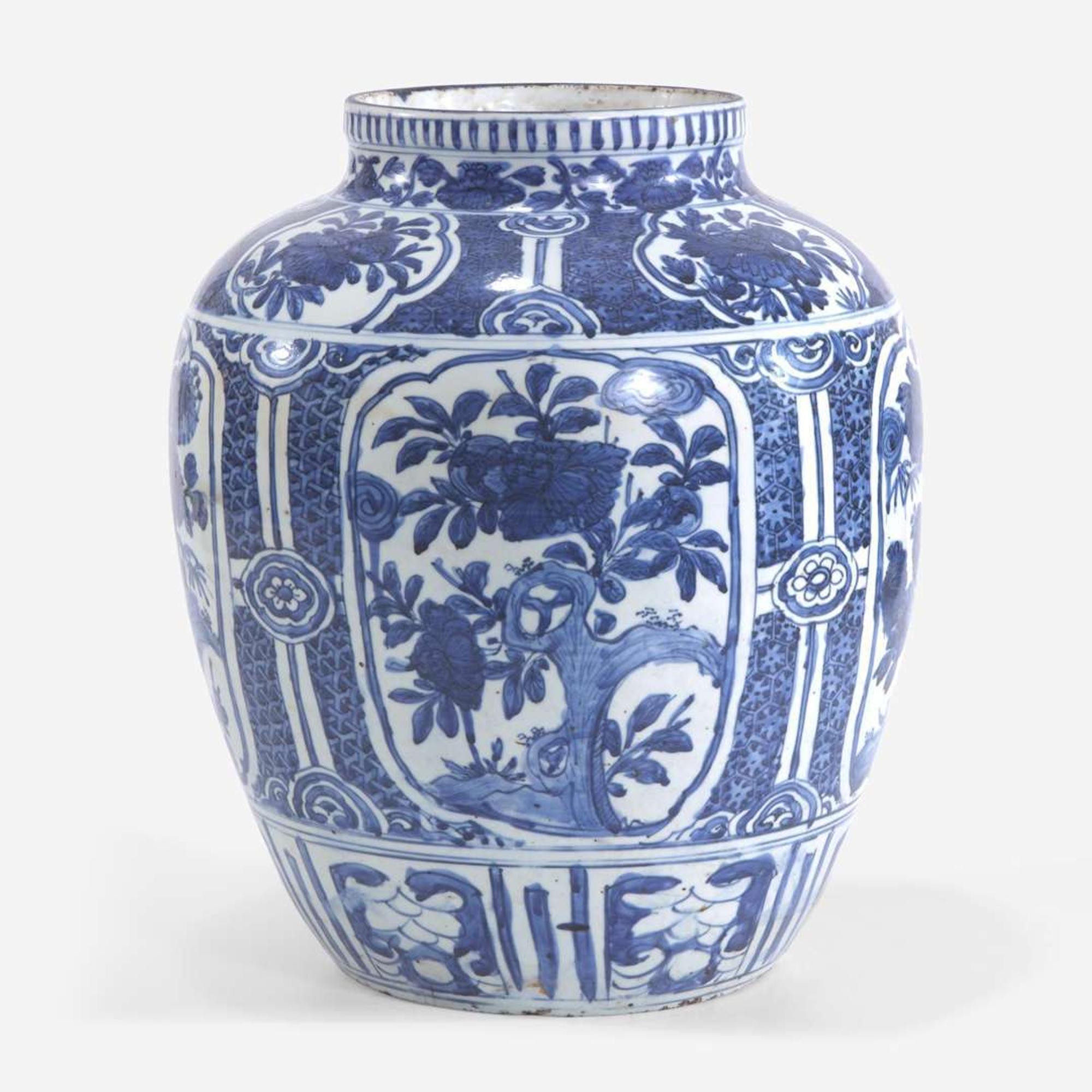 A large blue and white "Kraak" porcelain jar 青花克拉克大罐 Ming dnasty, 17th century ? ????