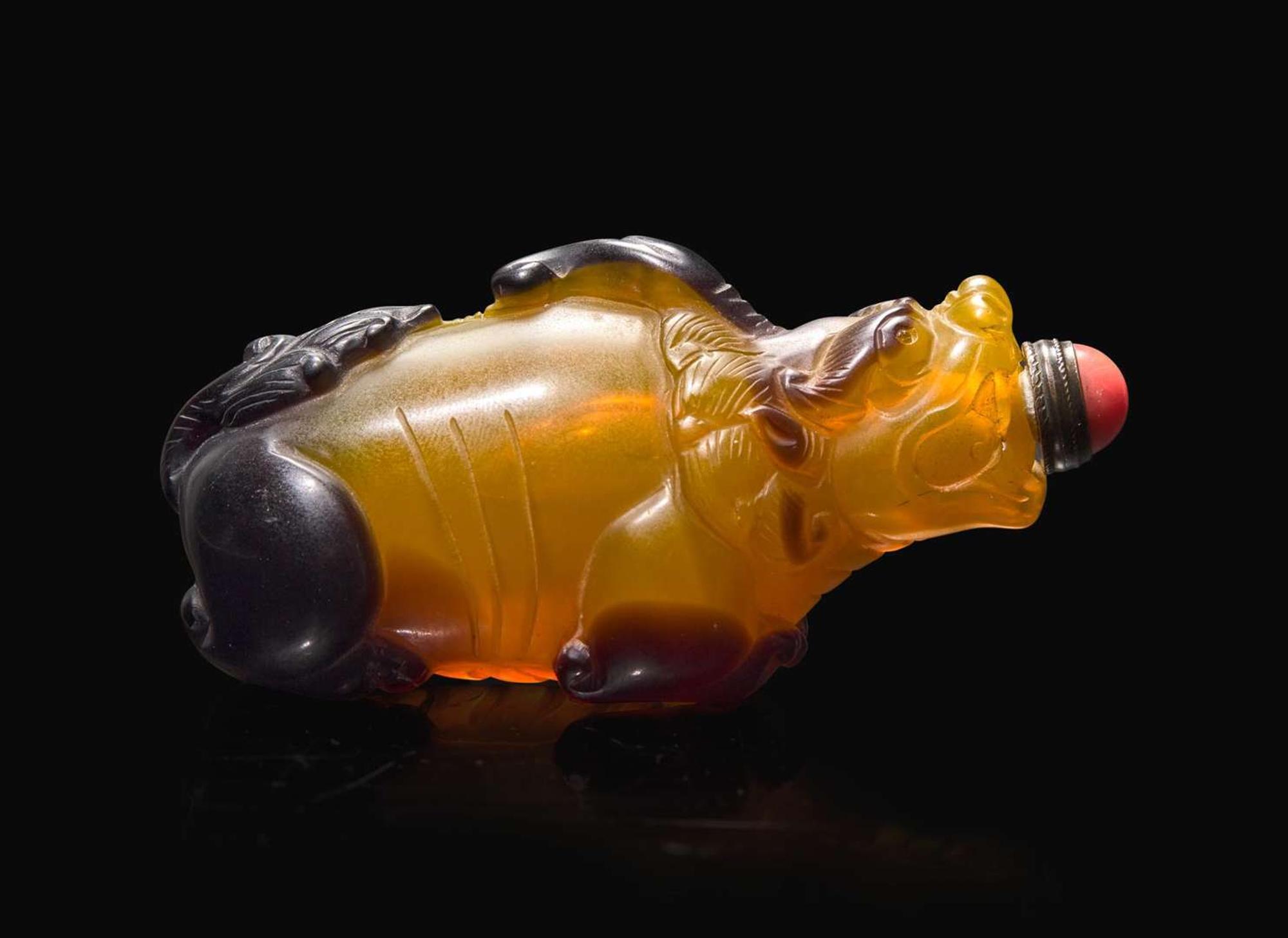An unusual Chinese carved opalescent yellow and brown glass "Bixie" snuff bottle 棕黃琉璃辟邪鼻煙壺