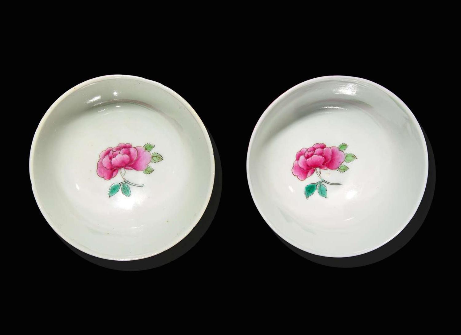 A pair of Chinese ruby-back tea bowls 粉地茶圓一對