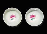 A pair of Chinese ruby-back tea bowls 粉地茶圓一對