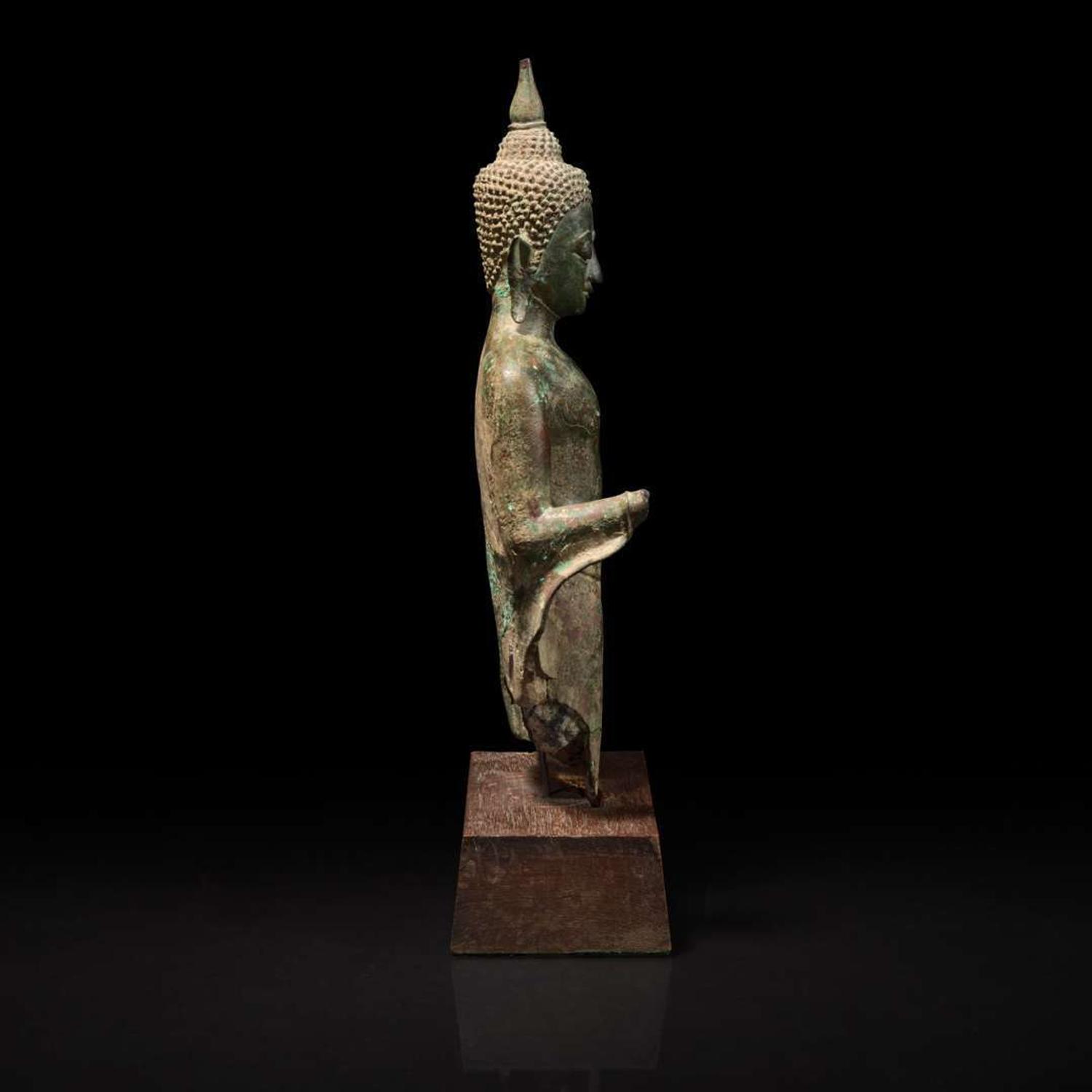 A Thai bronze torso of a Buddha 泰国青铜佛造像