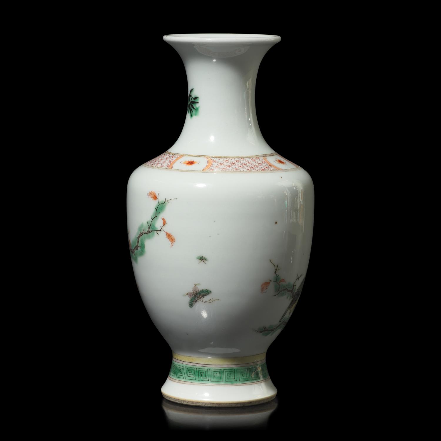 A Chinese Famille Verte Porcelain 'Flower and Bird' Vase 粉彩花鳥圖瓶