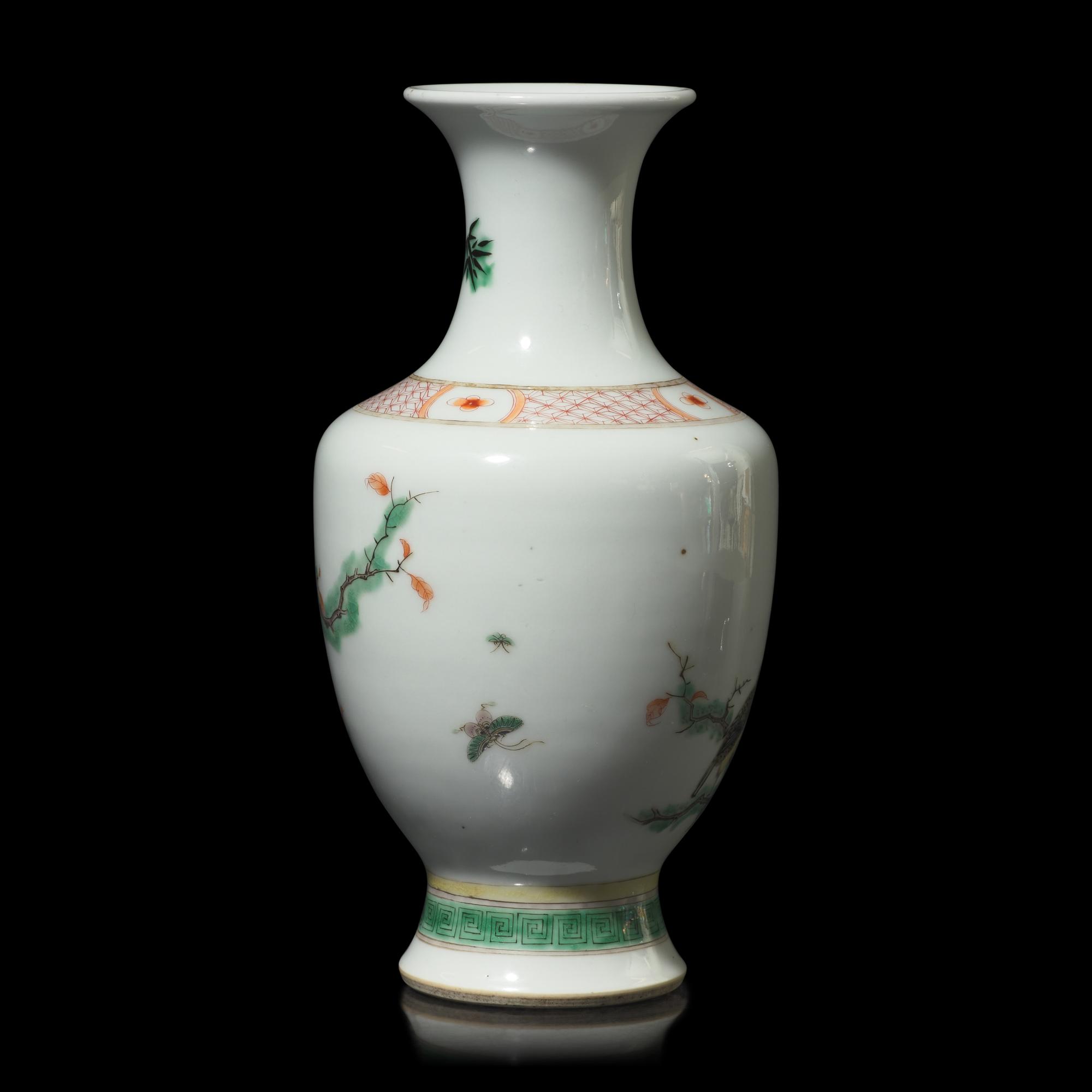 A Chinese Famille Verte Porcelain 'Flower and Bird' Vase 粉彩花鳥圖瓶