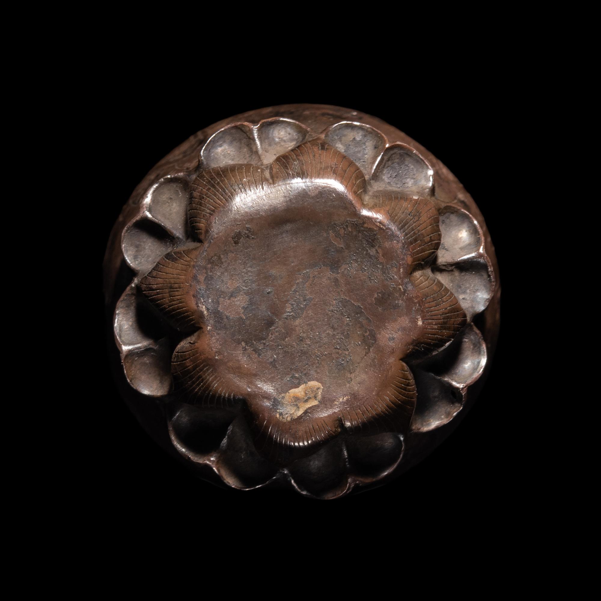 A Small Chinese Silver Reliquary Bottle, Tang Dynasty, Third Year of the Kaiyuan Era (715) — 唐開元三年（715）线刻四大天王像银舍利瓶