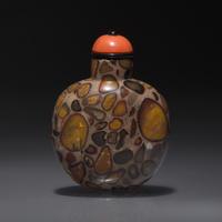 A Chinese Puddingstone Snuff Bottle, Qing Dynasty, Circa 1740-1860 — 1740-1860年 抱子石鼻煙壺