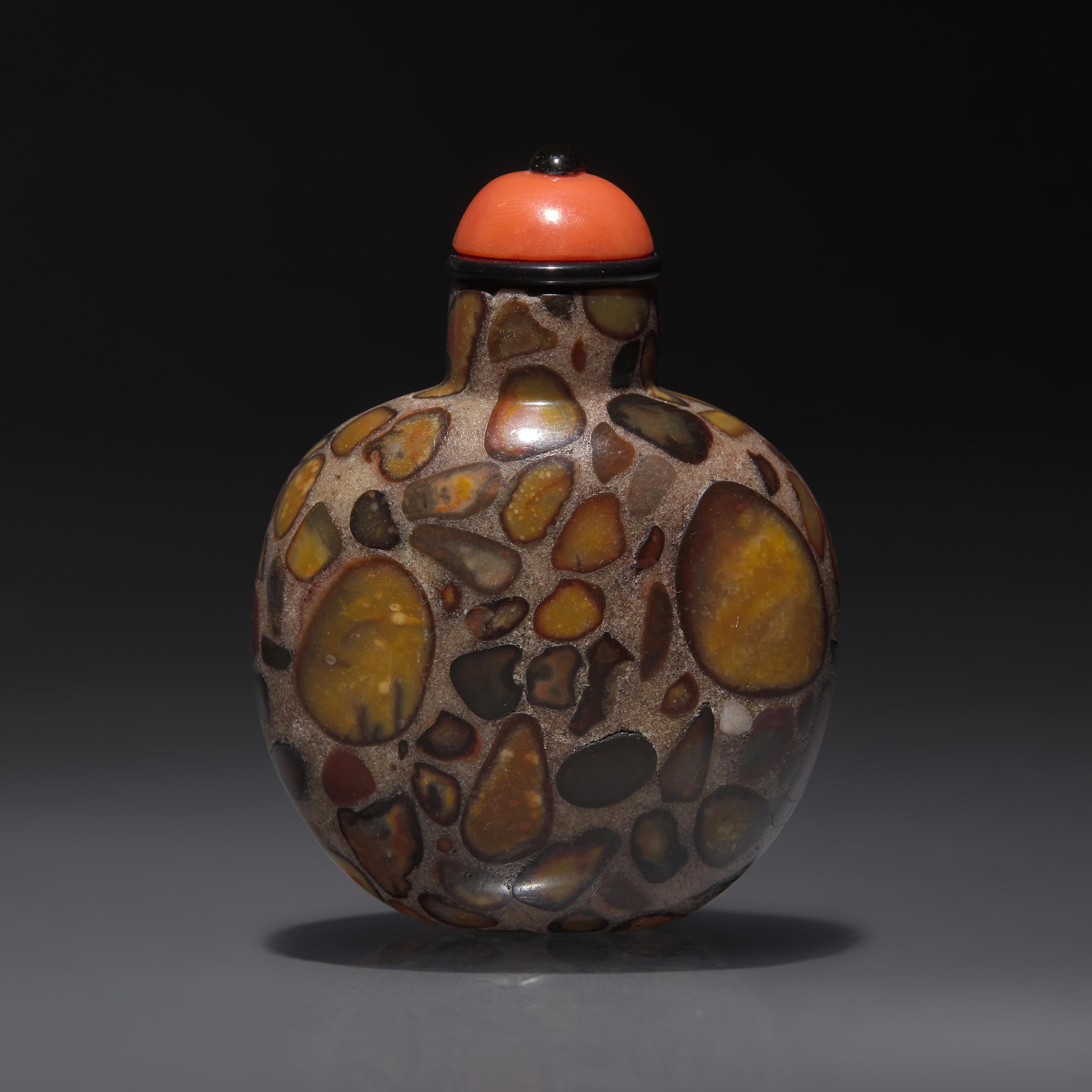 A Chinese Puddingstone Snuff Bottle, Qing Dynasty, Circa 1740-1860 — 1740-1860年 抱子石鼻煙壺