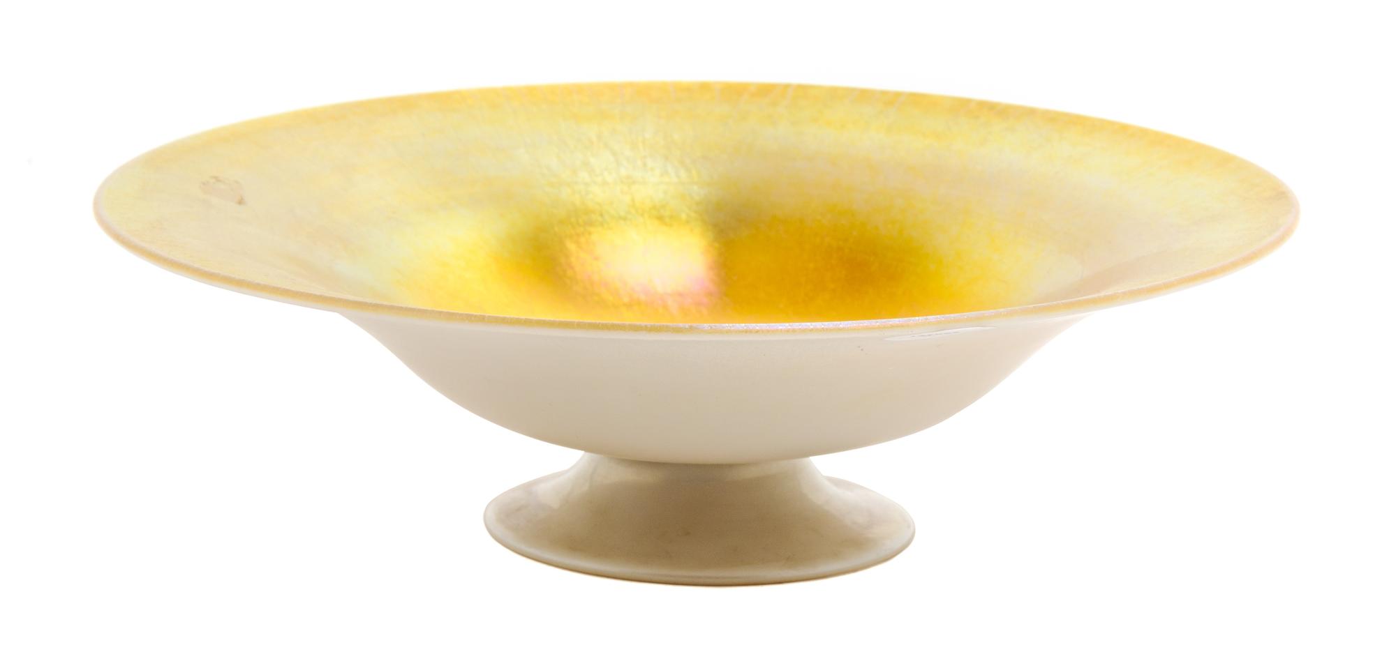 Steuben, FIRST HALF 20TH CENTURY, a Calcite glass centerpiece dish