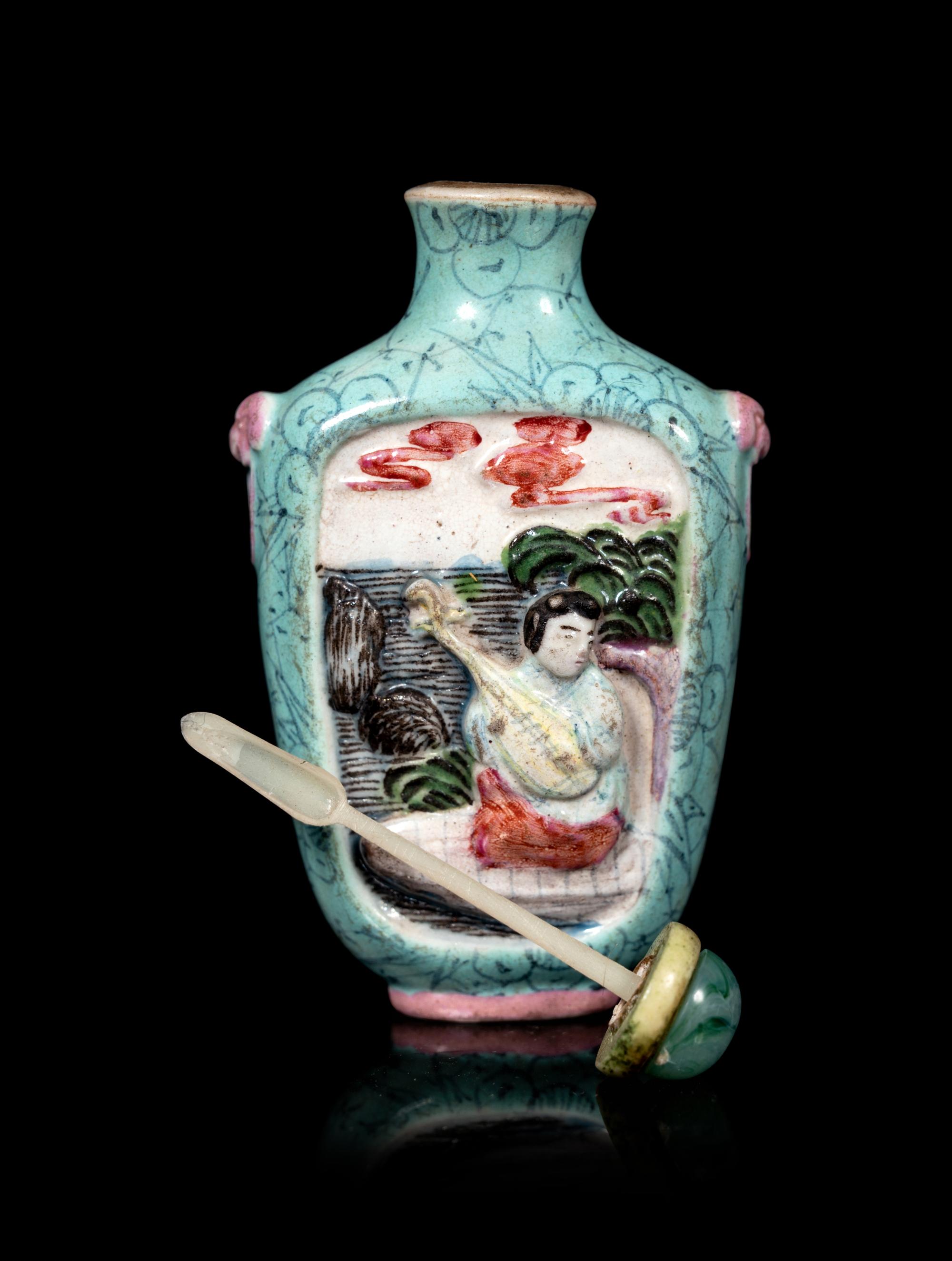 A Chinese Famille Rose Porcelain Snuff Bottle