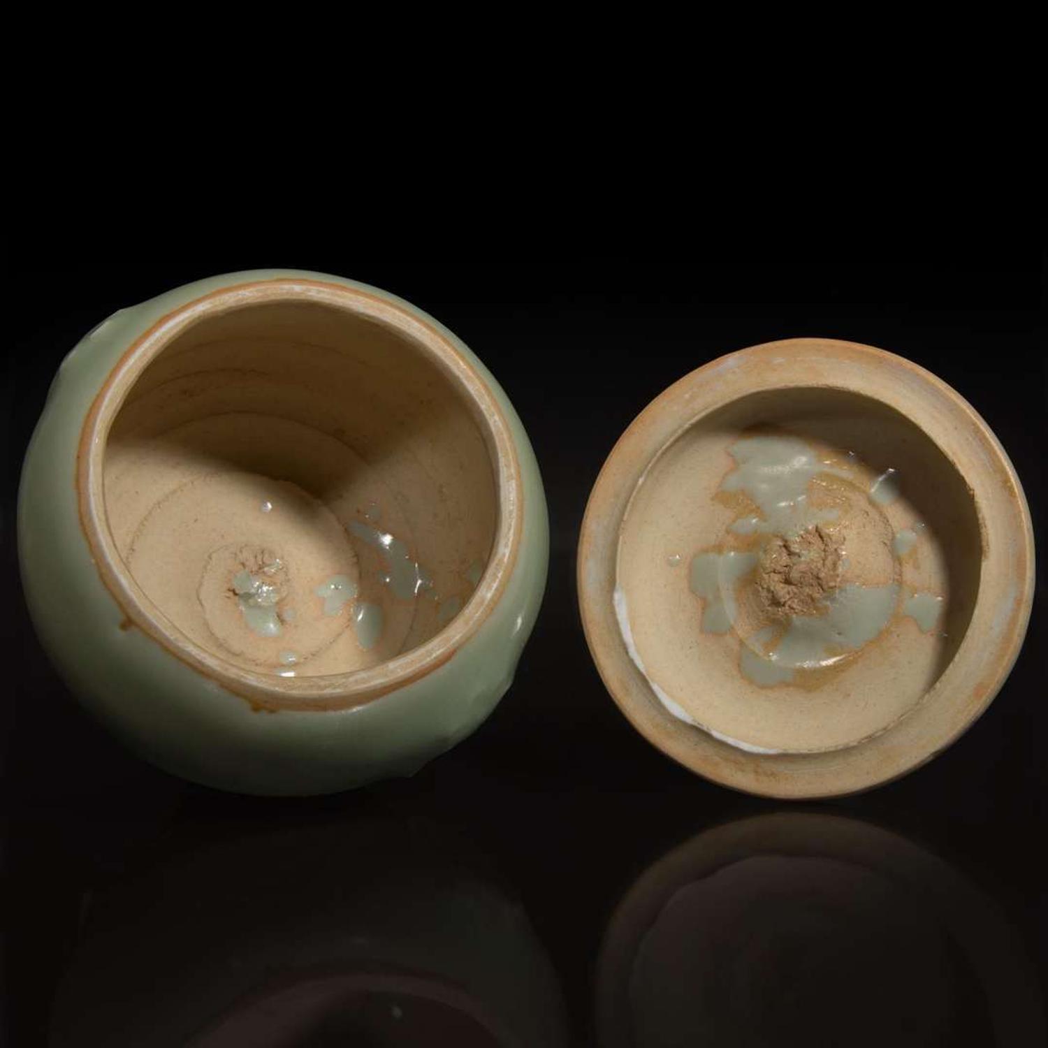 A Chinese Longquan celadon small covered jar 龍泉窯青釉小蓋罐 Ming dynasty or later ????