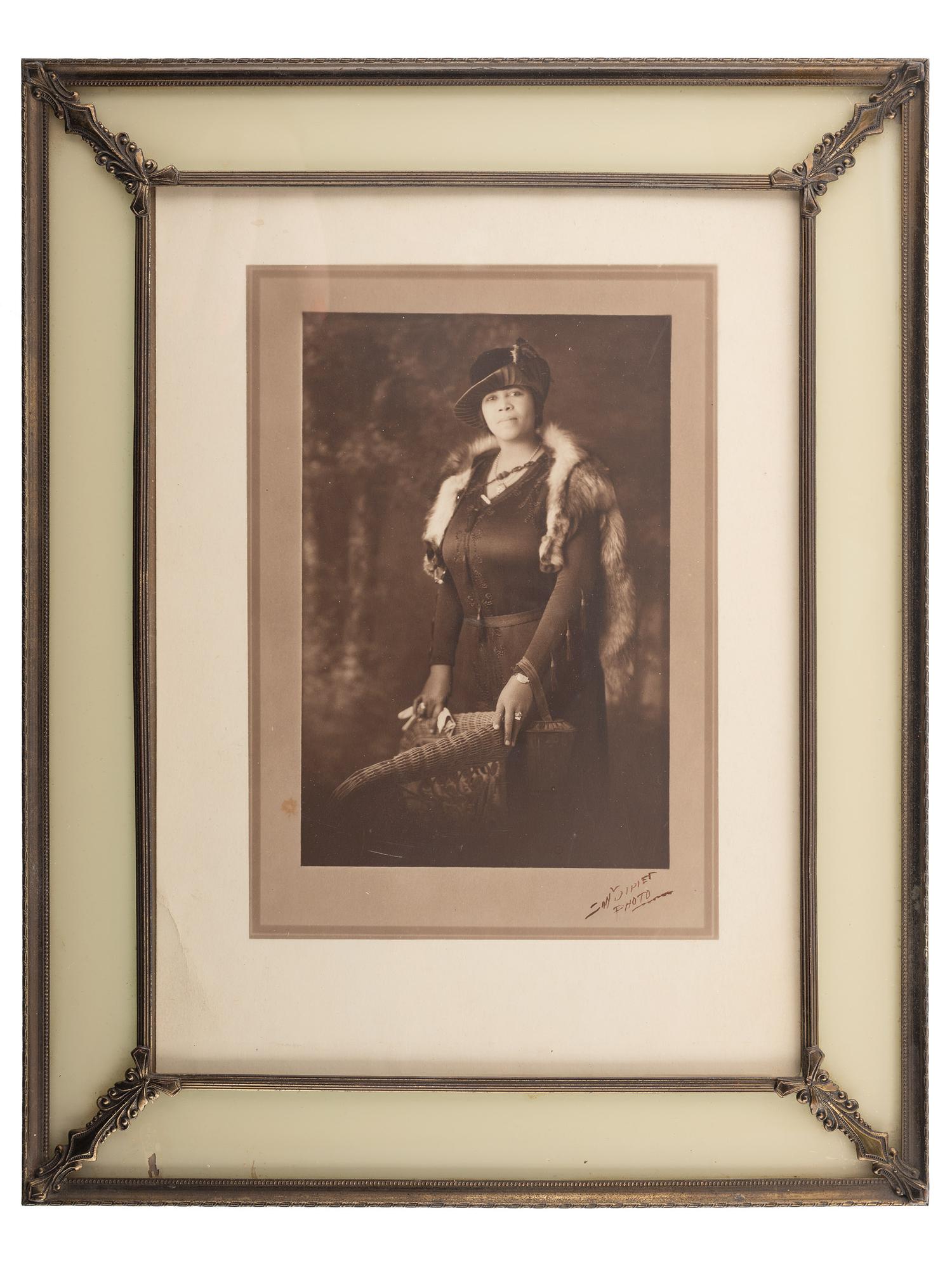 [HISTORIC PHOTOGRAPHY]. A group of 4 photographs of African American subjects. Ca late 19th-early 20th century.