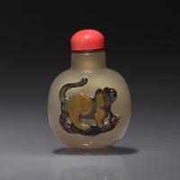 A Small Chinese Carved Shadow Agate Snuff Bottle, Qing Dynasty, Circa 1750-1860 — 1750–1860年 瑪瑙巧雕花貓圖小鼻煙壺