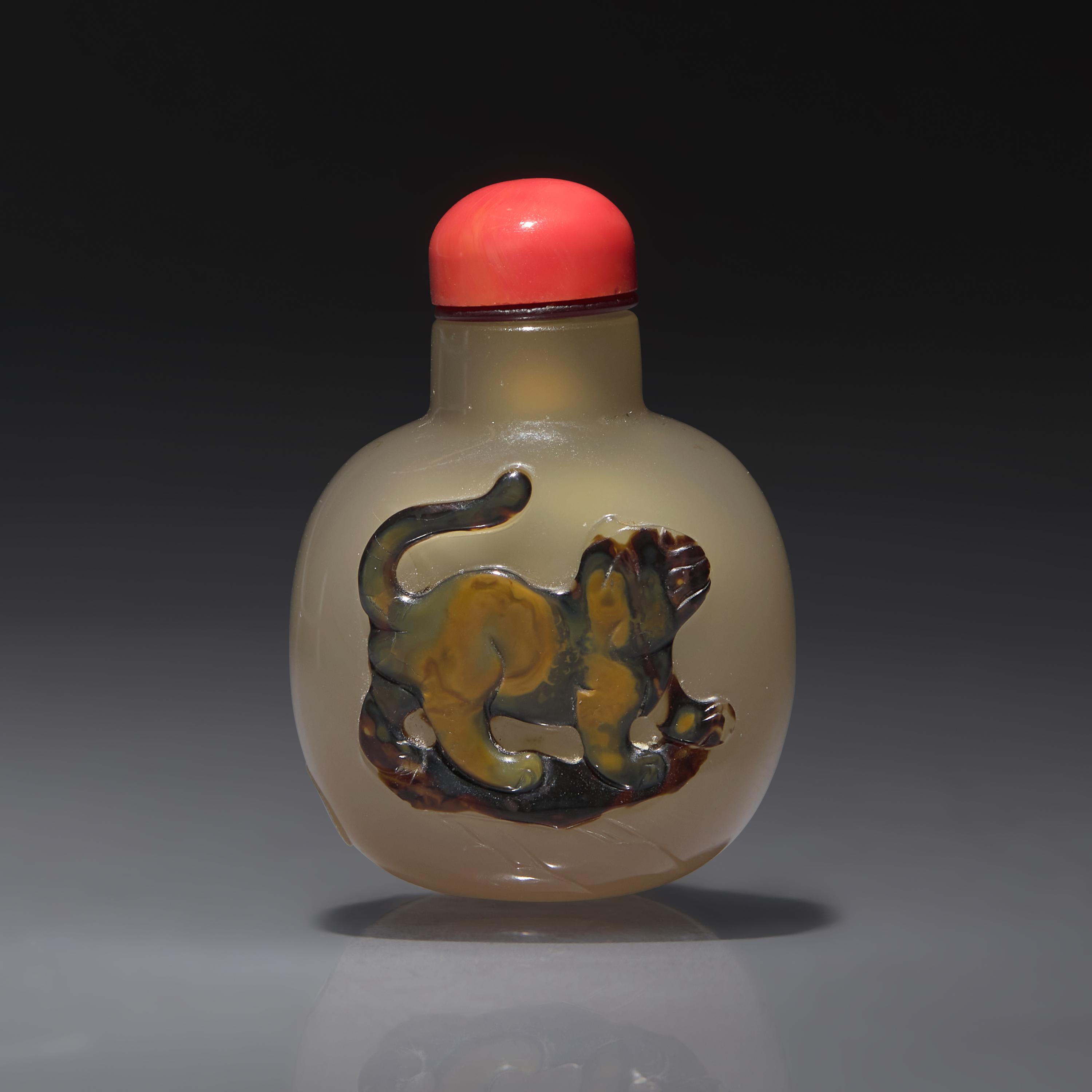 A Small Chinese Carved Shadow Agate Snuff Bottle, Qing Dynasty, Circa 1750-1860 — 1750–1860年 瑪瑙巧雕花貓圖小鼻煙壺