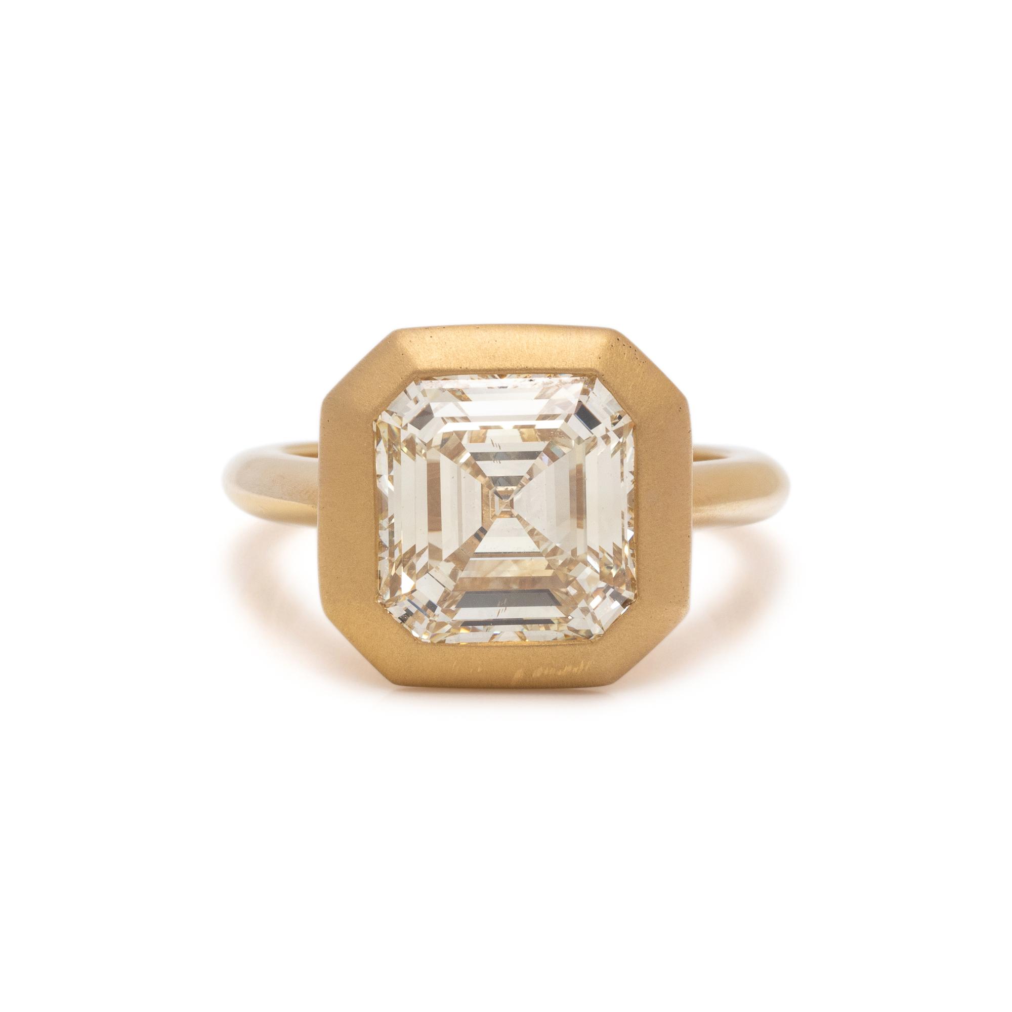 YELLOW GOLD AND DIAMOND RING