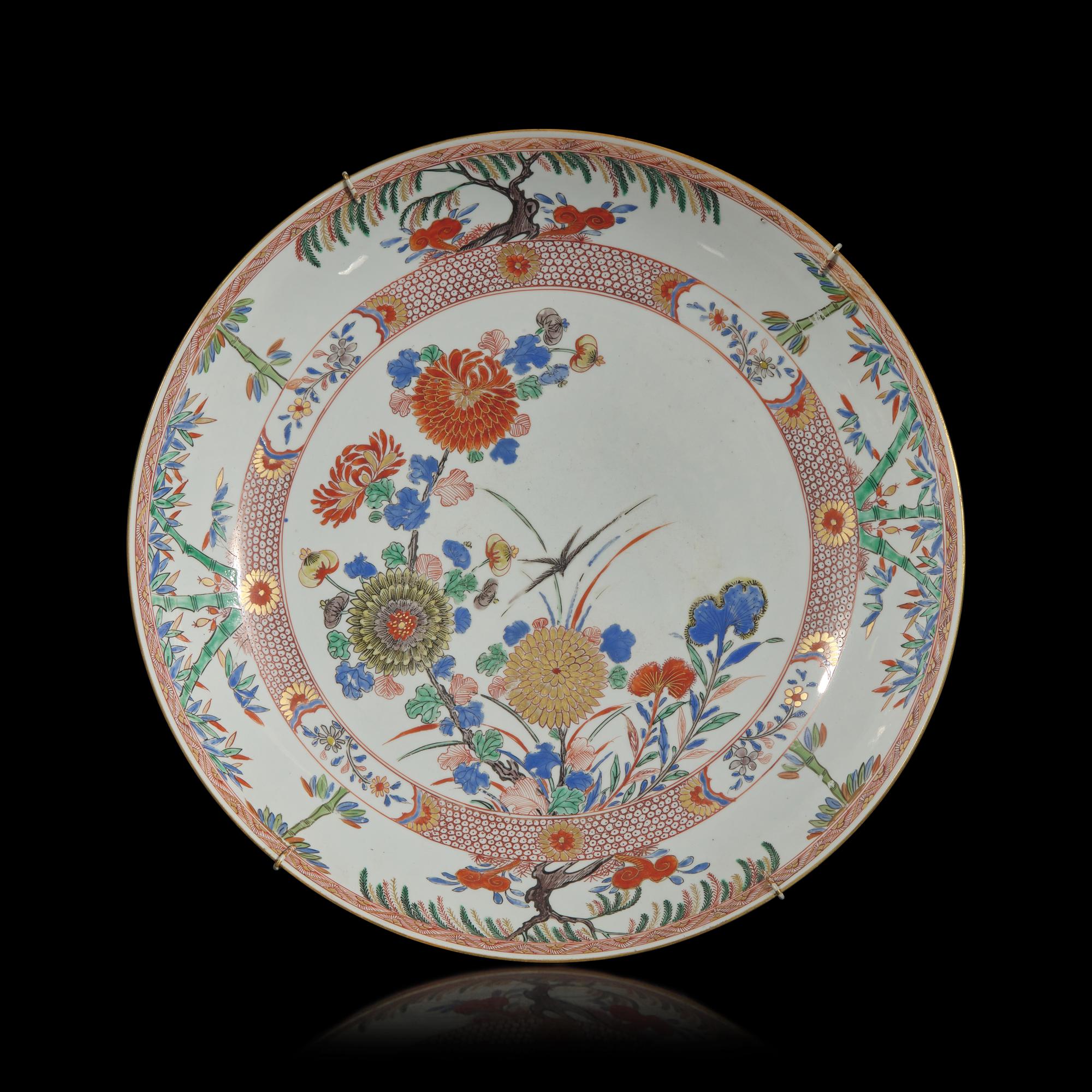 A Large Chinese Famille Verte Chrysanthemum Charger, Kangxi Period — 清康熙 五彩菊竹紋大盤