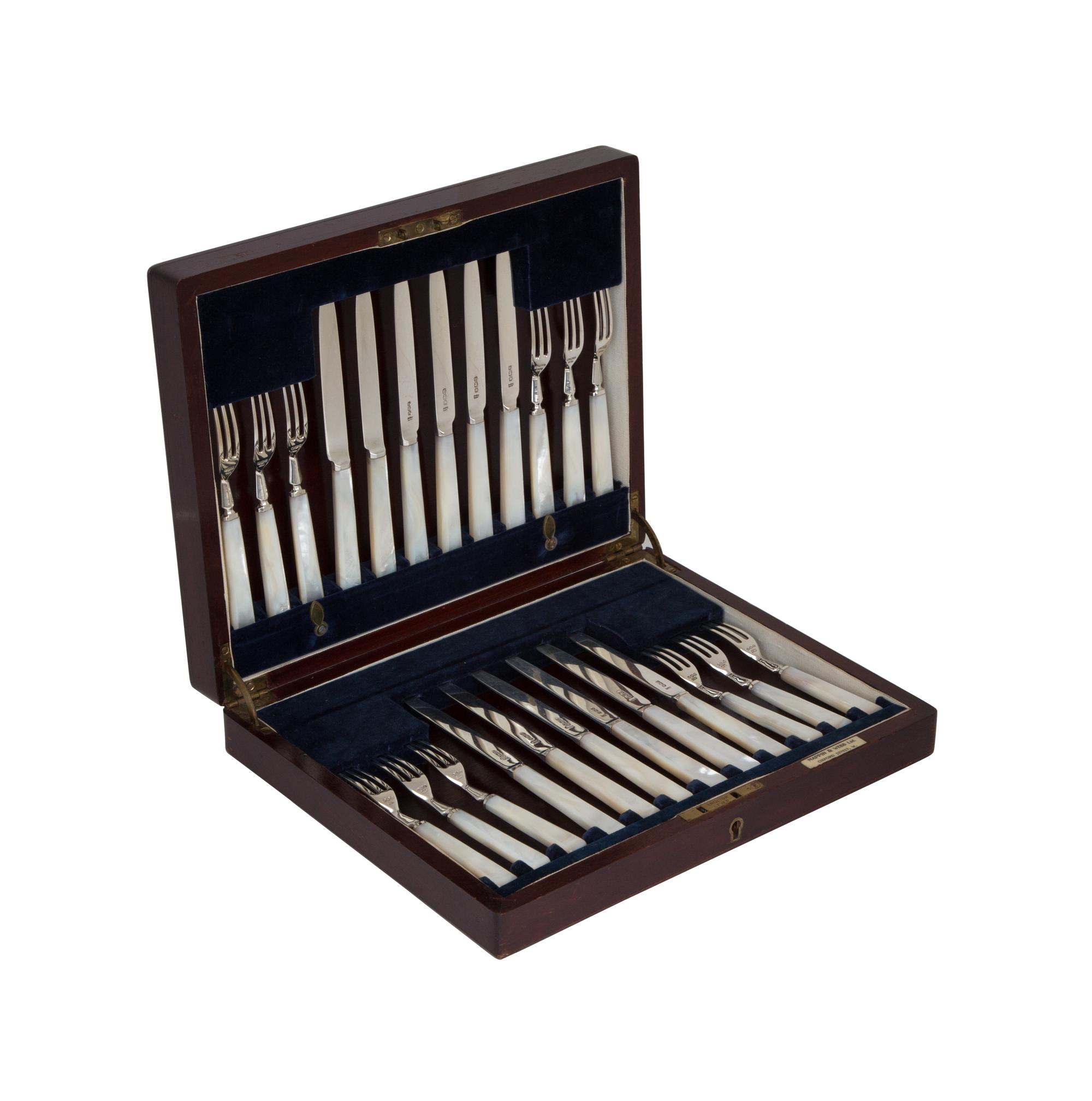 A Mappin & Webb Silver and Mother-of-Pearl Handled Fruit Service Length of knife 6 7/8 inches. — Sheffield, 1909