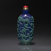 A Chinese Overlay Glass "Three Dragons" Snuff Bottle, Qing Dynasty, 19th century — 清晚期 寶石藍地套綠料三龍戲珠紋鼻煙壺