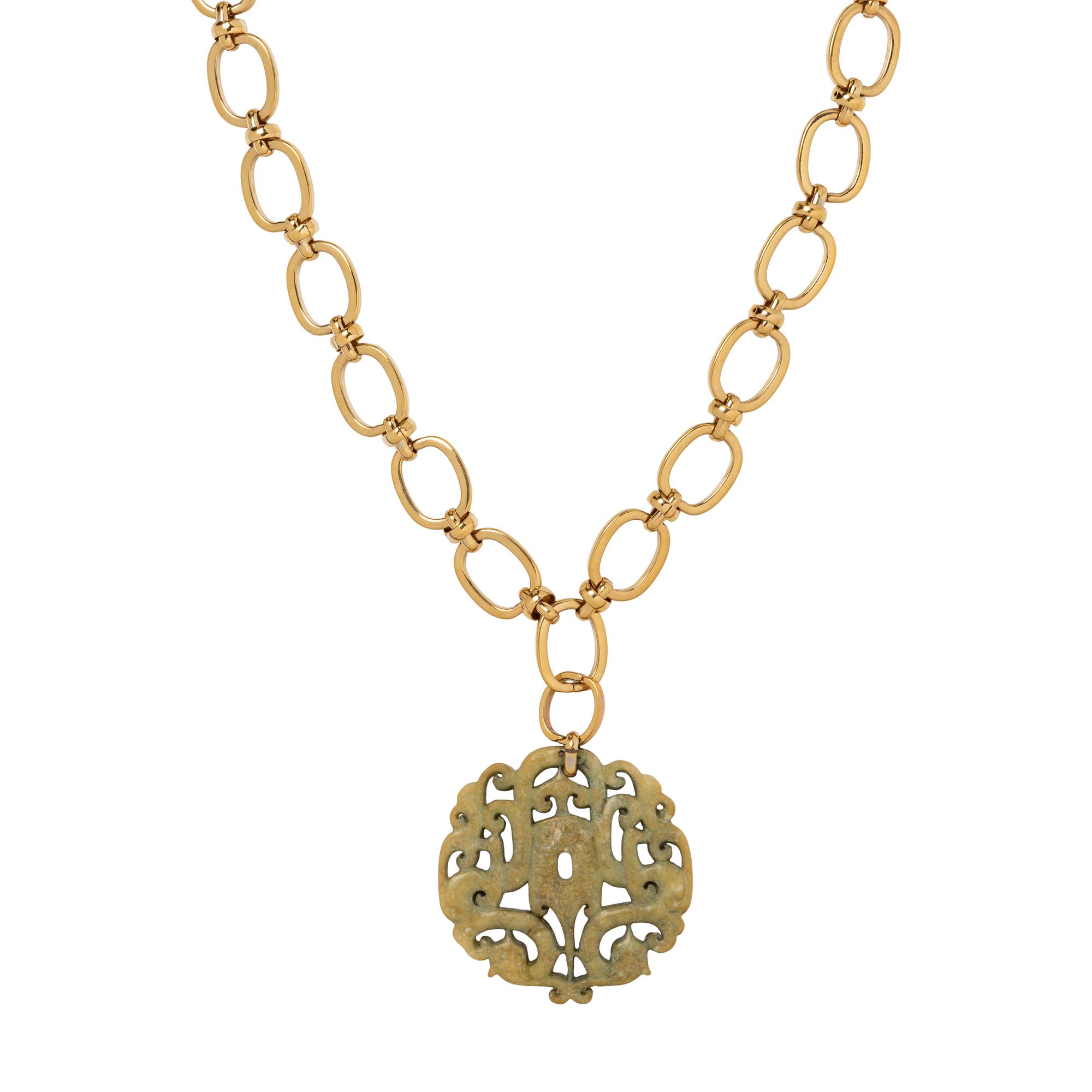 A JADE PENDANT NECKLACE