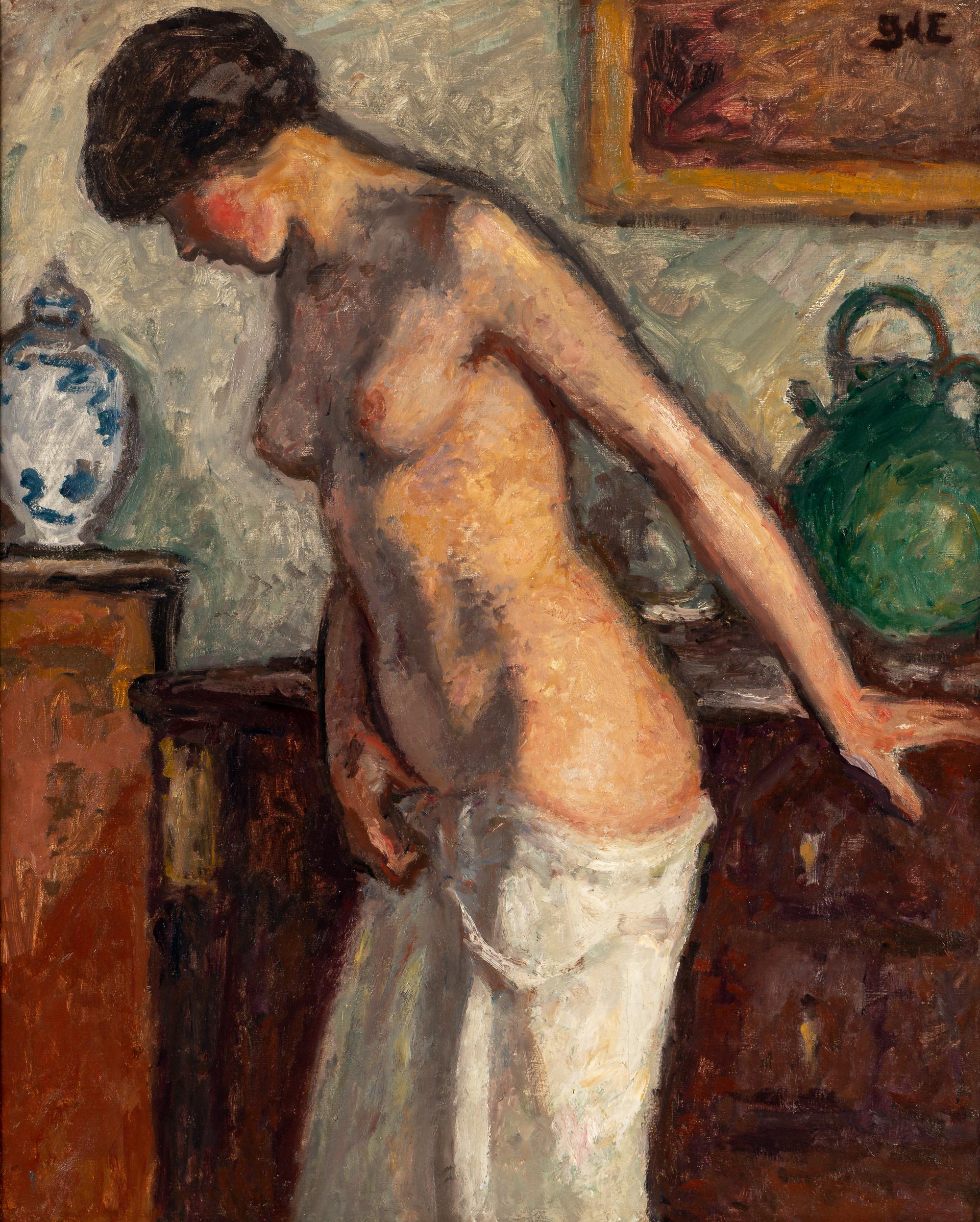 Nu devant une commode à la potiche