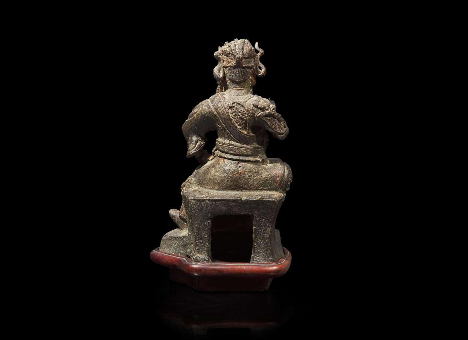 A small Chinese patinated bronze model of Guandi, Ming dynasty 關帝銅像 明