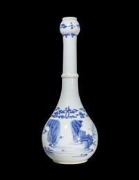 A Chinese Blue and White Porcelain Bottle Vase, Chongzhen Period 明崇禎 青花人物圖蒜頭長頸瓶