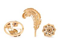 COLLECTION OF YELLOW GOLD BROOCHES