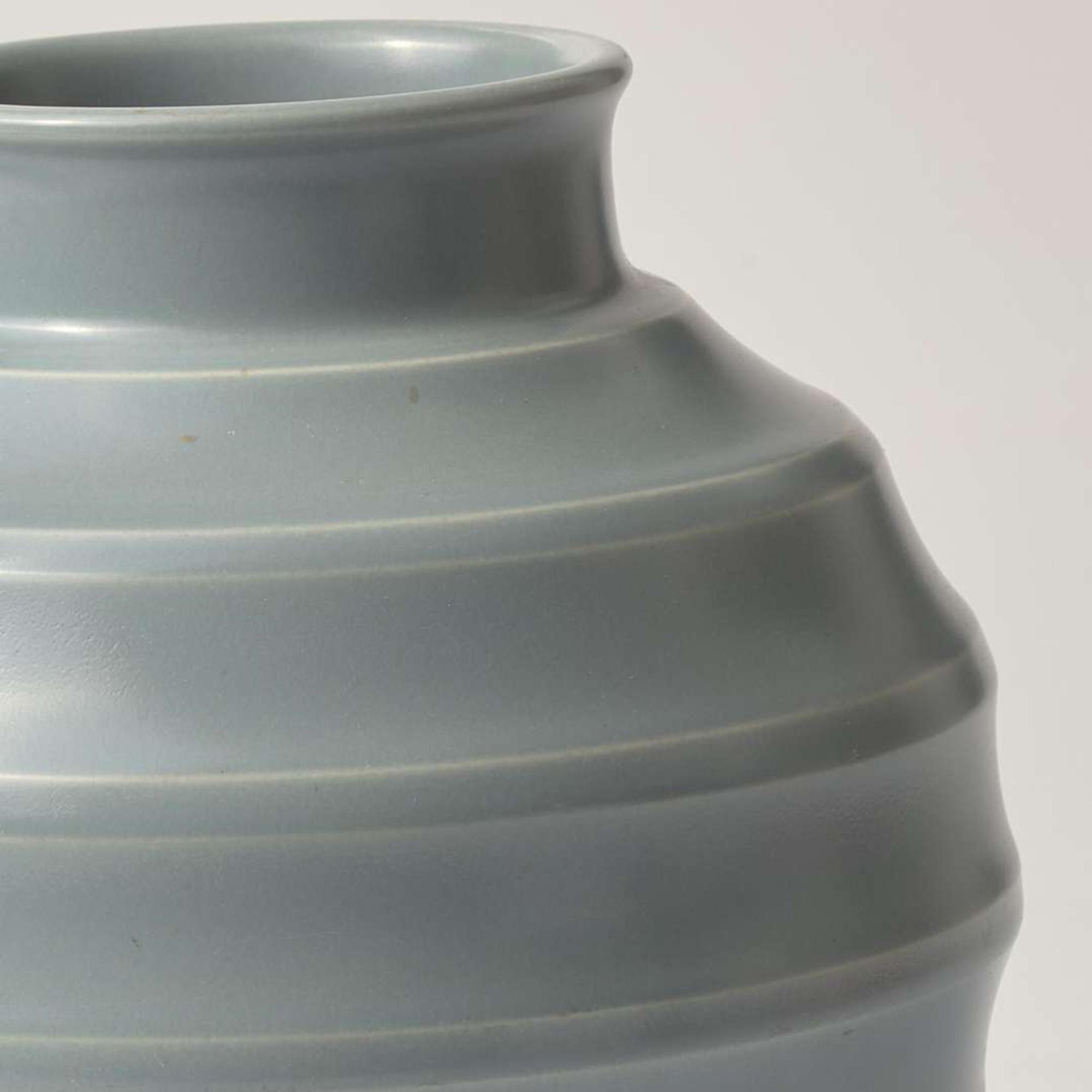 A Wedgwood Keith Murray (1892-1981) Designed Heron Gray Vase UK, 1930s
