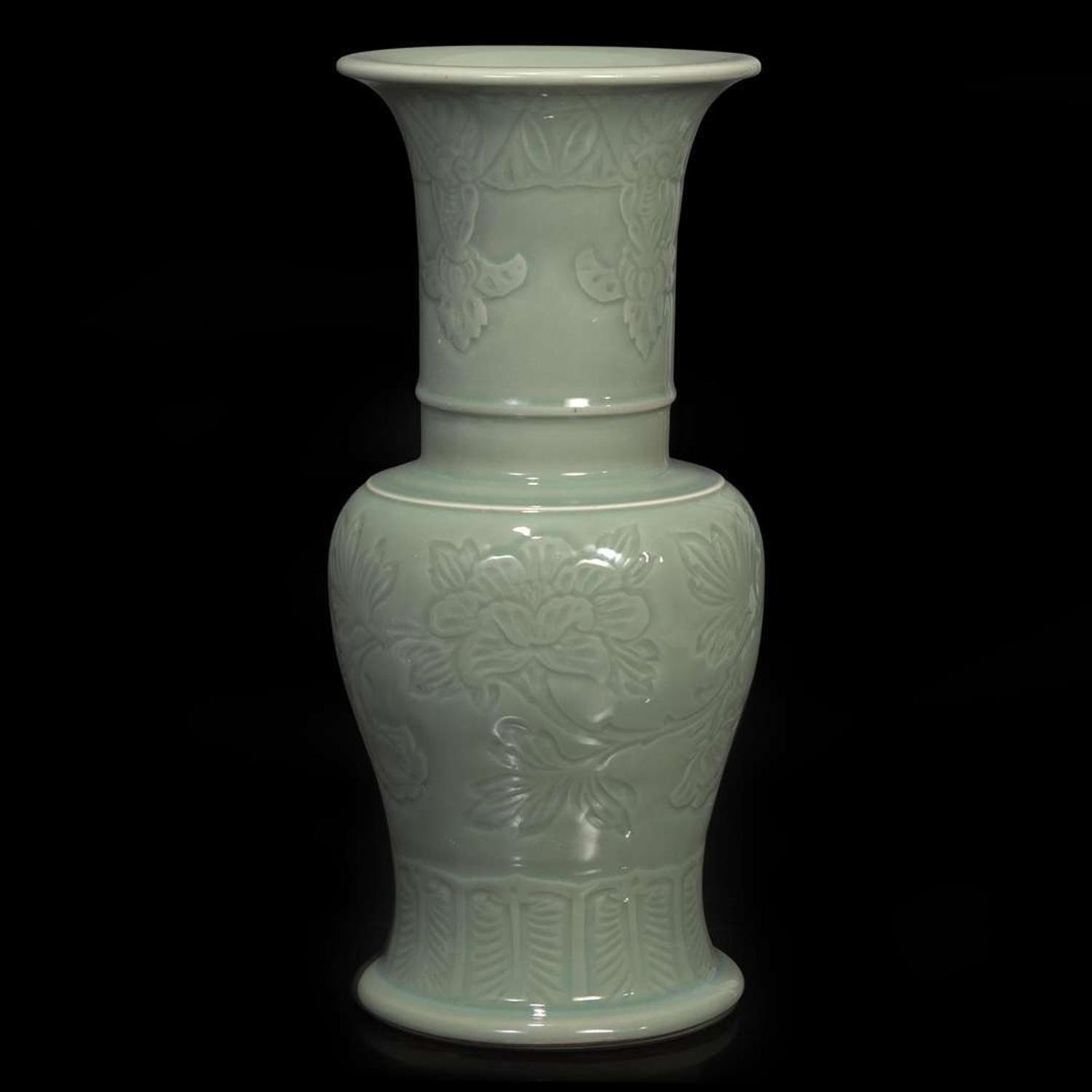 A celadon-glazed “Phoenix-tail” vase 青釉凤尾尊